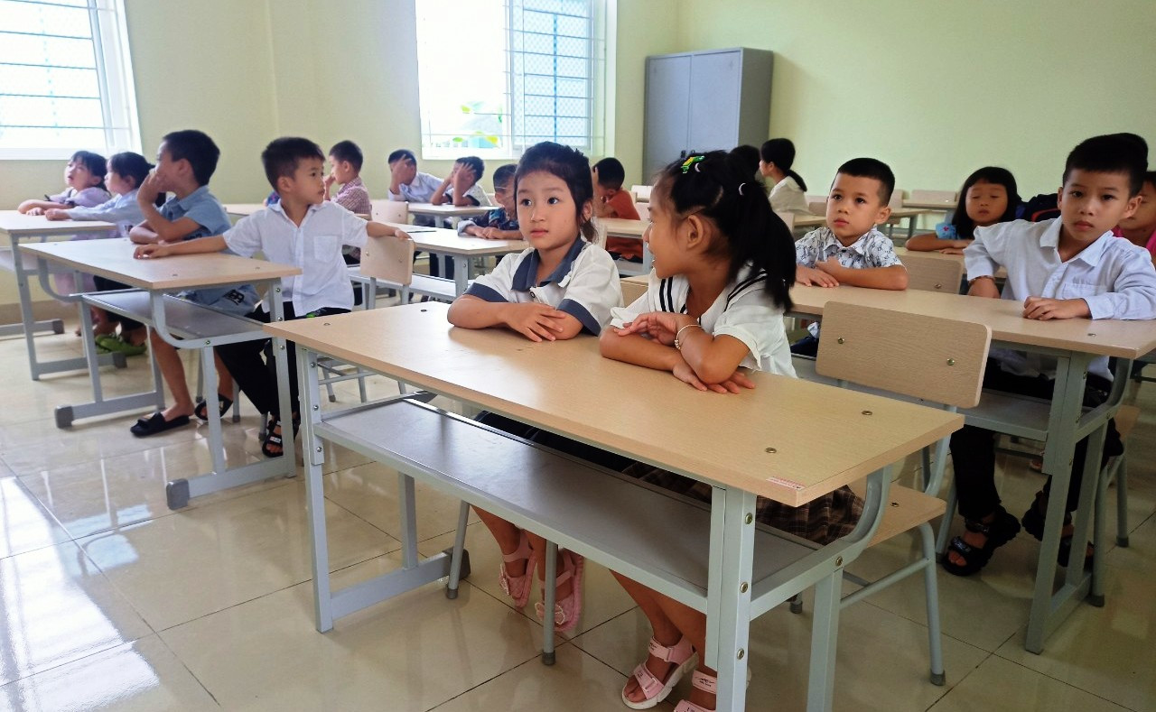 Buổi làm quen trường, lớp đầu tiên của học sinh lớp 1, Trường Tiểu học Tén Tằn (thị trấn Mường Lát, Thanh Hóa). Ảnh: NTCC.