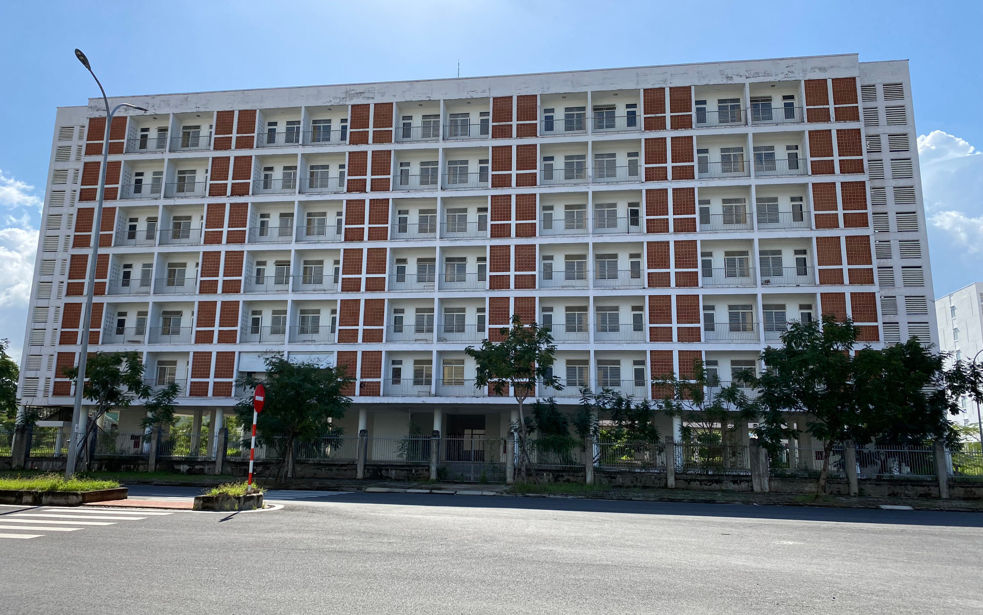 Ghi nhận của PV Báo GD&TĐ, hiện 7 khối nhà thuộc 2 dự án gồm: Khu Ký túc xá sinh viên tập trung phía Tây thành phố và Khu Ký túc xá tập trung phía Tây thành phố mở rộng (phường Hòa Khánh Nam, quận Liên Chiểu, TP Đà Nẵng) đang không có người ở.