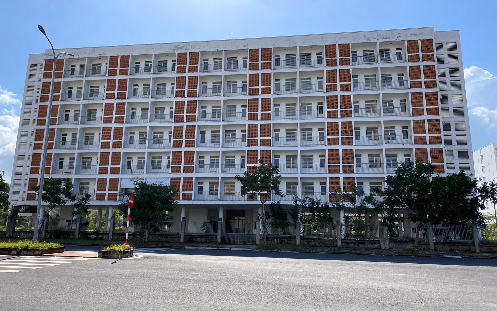 Ghi nhận của PV Báo GD&TĐ, hiện 7 khối nhà thuộc 2 dự án gồm: Khu Ký túc xá sinh viên tập trung phía Tây thành phố và Khu Ký túc xá tập trung phía Tây thành phố mở rộng (phường Hòa Khánh Nam, quận Liên Chiểu, TP Đà Nẵng) đang không có người ở.