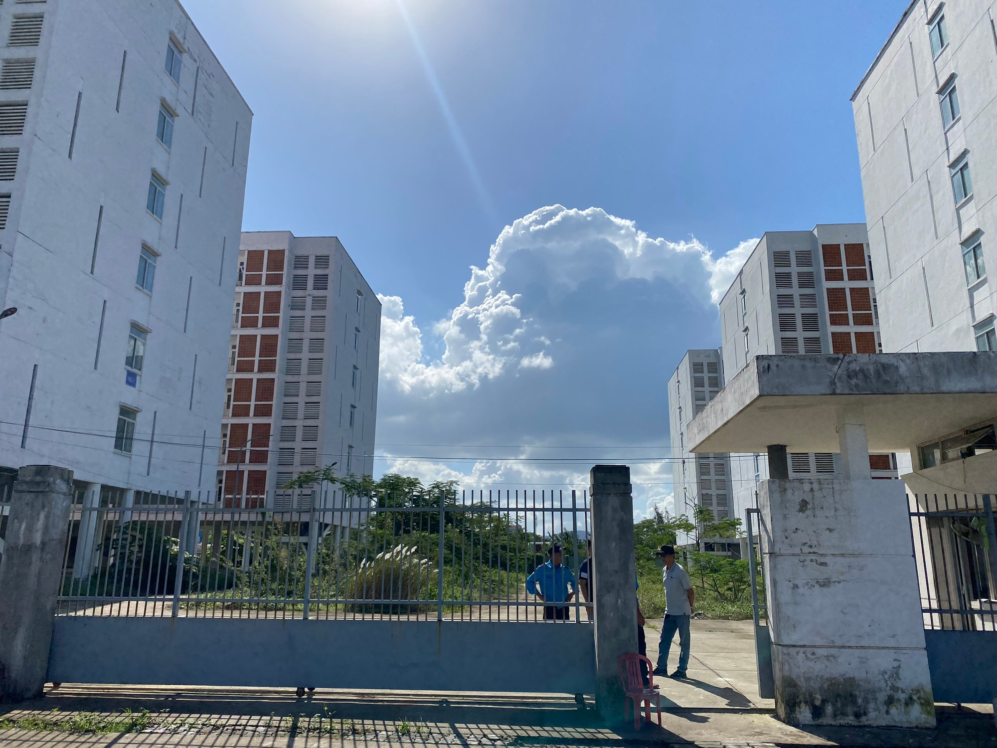 Khu Ký túc xá tập trung phía Tây thành phố mở rộng (3,5ha) hiện gồm 2 khối nhà 5 tầng, có vốn đầu tư khoảng 298 tỉ đồng từ nguồn vốn trái phiếu Chính phủ.