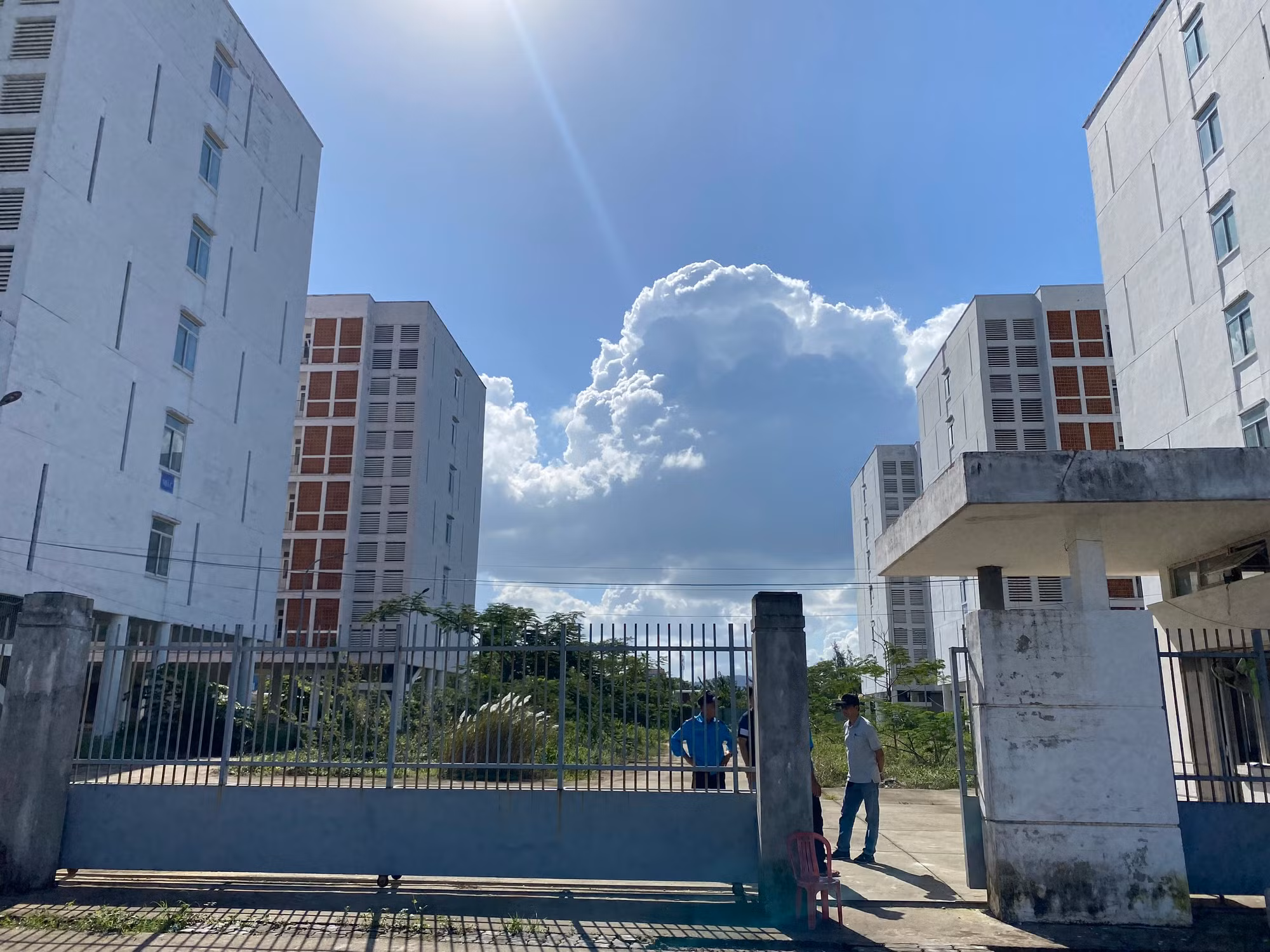 Khu Ký túc xá tập trung phía Tây thành phố mở rộng (3,5ha) hiện gồm 2 khối nhà 5 tầng, có vốn đầu tư khoảng 298 tỉ đồng từ nguồn vốn trái phiếu Chính phủ.