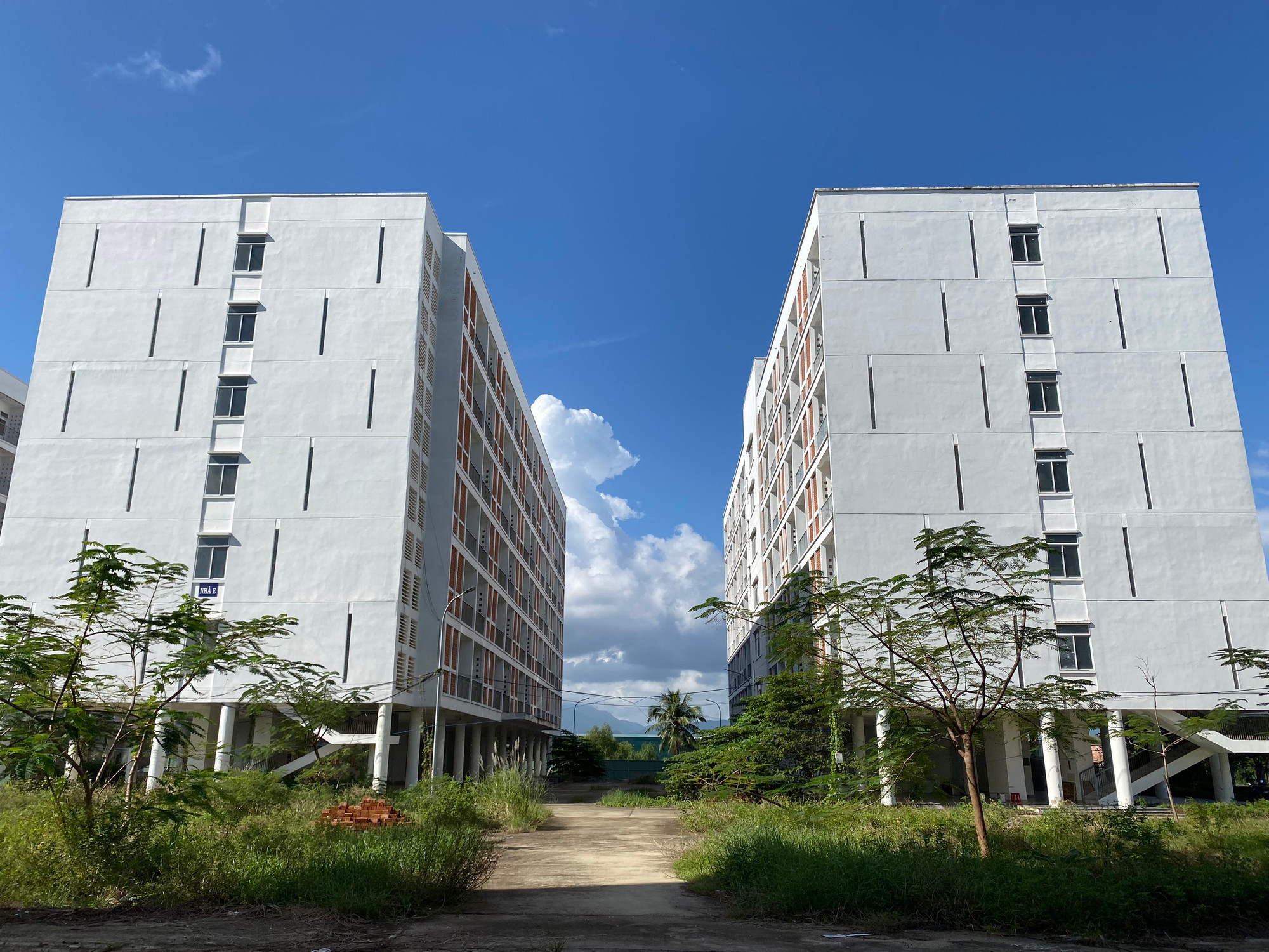 Khu ký túc xá tập trung phía Tây thành phố (5,6ha) hiện gồm 5 khối nhà 7 tầng, quy mô khoảng 700 phòng, vốn đầu tư khoảng 397 tỉ đồng.