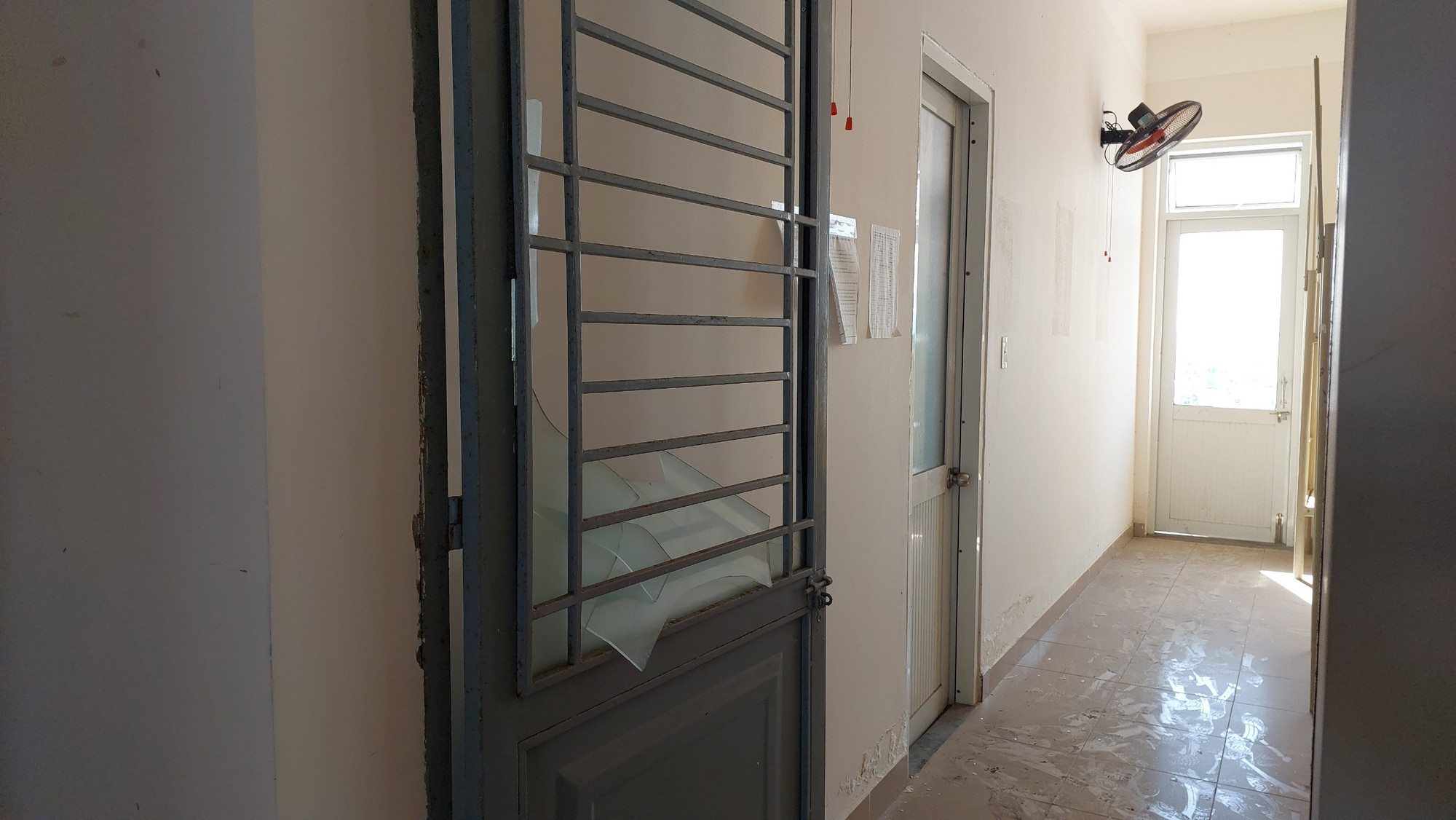 Bên trong nhiều cửa kính bị gió giật vỡ, trần nhà bằng thạch cao hư hỏng.