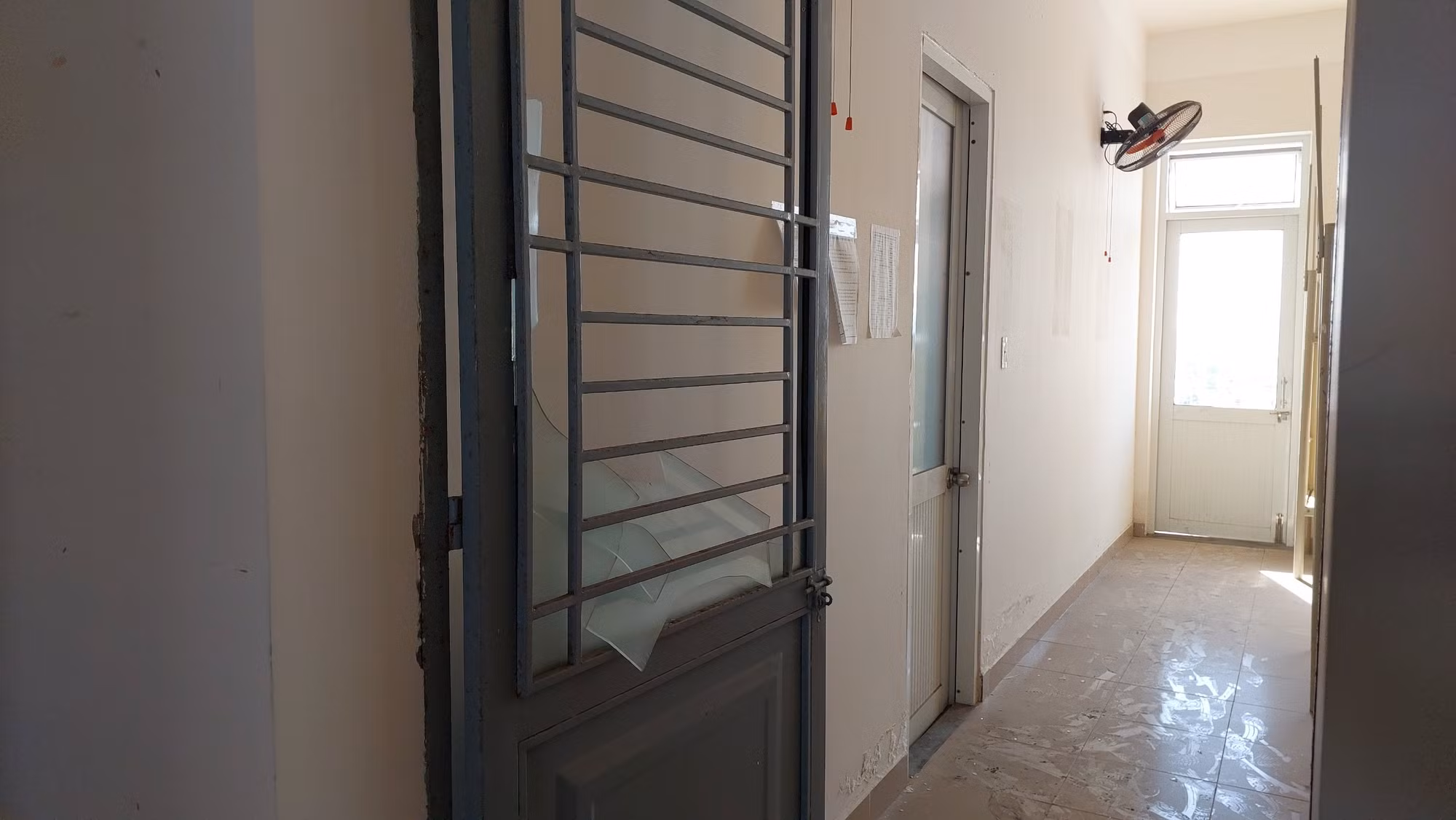 Bên trong nhiều cửa kính bị gió giật vỡ, trần nhà bằng thạch cao hư hỏng.