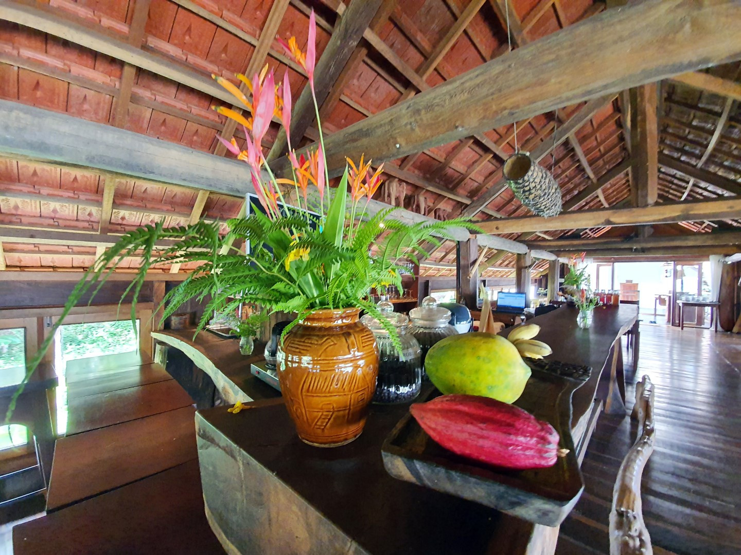 Nghỉ trong những bungalow, nhà dài truyền thống Tây Nguyên trên đảo nổi giữa hồ Lắk, tận hưởng không gian yên tĩnh, mát lạnh của núi rừng; thưởng thức ẩm thực như rượu cần, cá bống, cá thác lác hồ Lắk, cơm lam, canh tro, những nét văn hóa Tây Nguyên như múa lửa, cồng chiêng, T’rưng, Đàn Đá… là trải nghiệm khám phá thú vị, khó quên trong lòng du khách về mảnh đất Tây Nguyên đại ngàn.