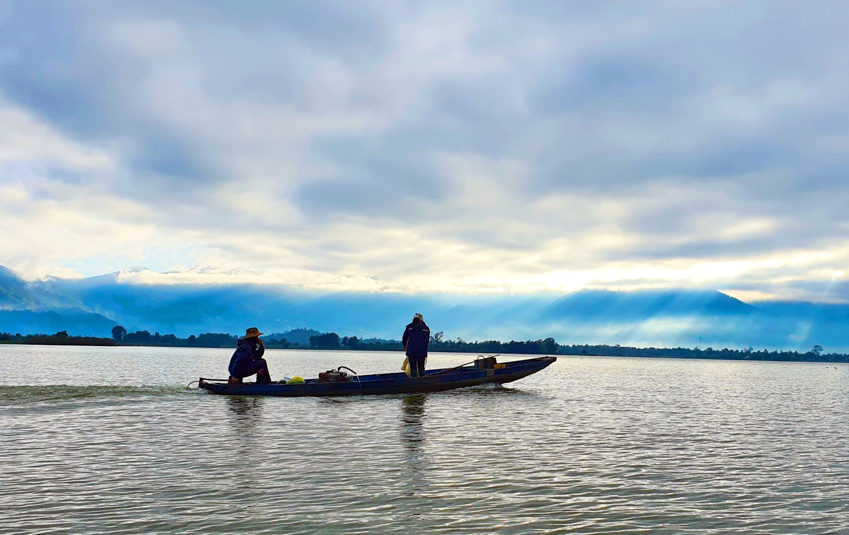 Du khách có thể thuê thuyền khám phá vẻ đẹp hồ Lắk, hít thở không khí trong lành, cảm nhận nhịp sống chậm rãi, thanh bình của người dân thả câu, buông lưới hay cùng gia đình, bạn bè cắm trại, đi dạo ven hồ ngắm cảnh...