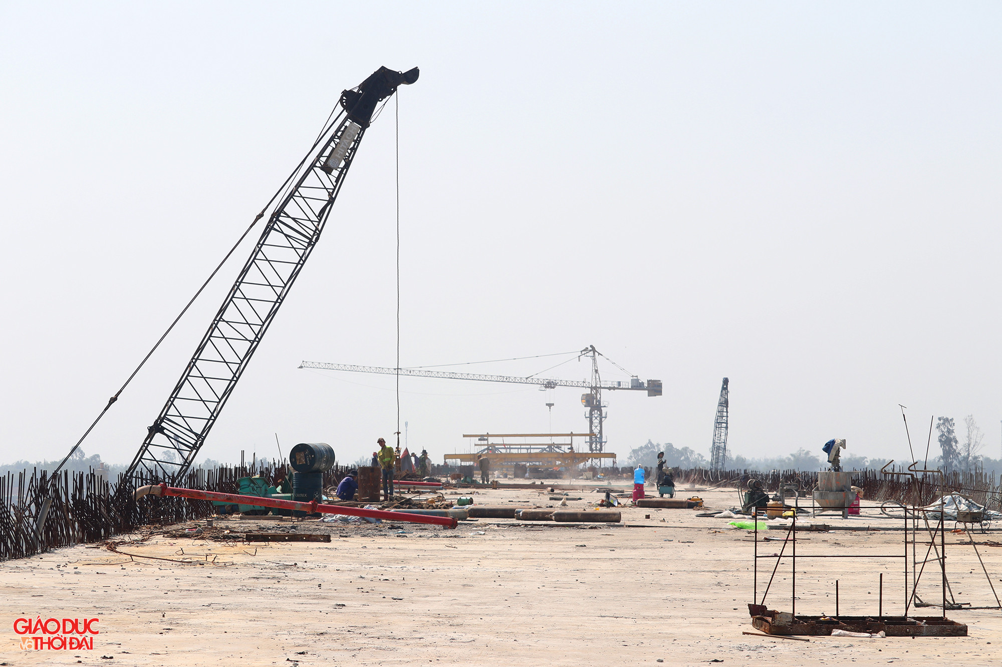 Cầu Hưng Đức do liên danh nhà thầu Công ty TNHH Đại Hiệp, Công ty CP Đầu tư và Xây dựng Thái Yên, Công ty TNHH Hòa Hiệp và Công ty CP Tập đoàn Cienco 4 đảm nhận thi công. (Ảnh: Phạm Tâm)