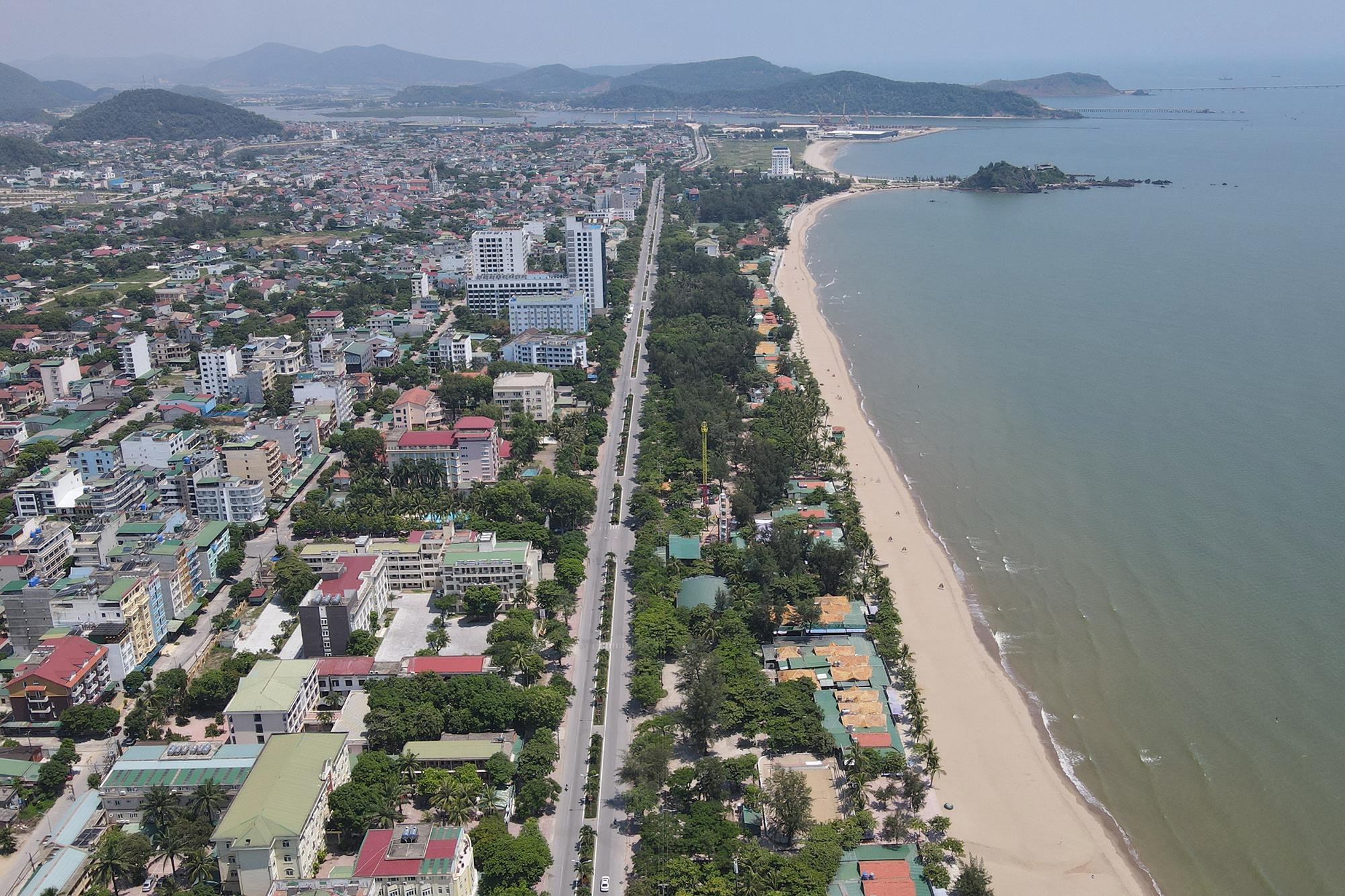 Bãi biển Cửa Lò (thị xã Cửa Lò, Nghệ An) dài hơn 10km, có bãi cát phẳng, mịn. Cửa Lò được đánh giá là một trong những bãi tắm đẹp nhất miền Trung, hằng năm thu hút hàng triệu du khách tới tham quan, nghỉ dưỡng. Trước đây, các ki ốt kinh doanh ăn uống dọc bãi biển Cửa Lò được chính quyền địa phương xây dựng và cho người dân thuê lại. Tuy nhiên, trong quá trình kinh doanh, một số hộ dân đã cơi nới, sửa chữa vô tình thu hẹp lối xuống tắm biển của du khách, gây mất tính thẩm mỹ, không đảm bảo vệ sinh môi trường. Bãi biển Cửa Lò (thị xã Cửa Lò, Nghệ An) dài hơn 10km, có bãi cát phẳng, mịn. Cửa Lò được đánh giá là một trong những bãi tắm đẹp nhất miền Trung, hằng năm thu hút hàng triệu du khách tới tham quan, nghỉ dưỡng. Trước đây, các ki ốt kinh doanh ăn uống dọc bãi biển Cửa Lò được chính quyền địa phương xây dựng và cho người dân thuê lại. Tuy nhiên, trong quá trình kinh doanh, một số hộ dân đã cơi nới, sửa chữa vô tình thu hẹp lối xuống tắm biển của du khách, gây mất tính thẩm mỹ, không đảm bảo vệ sinh môi trường.