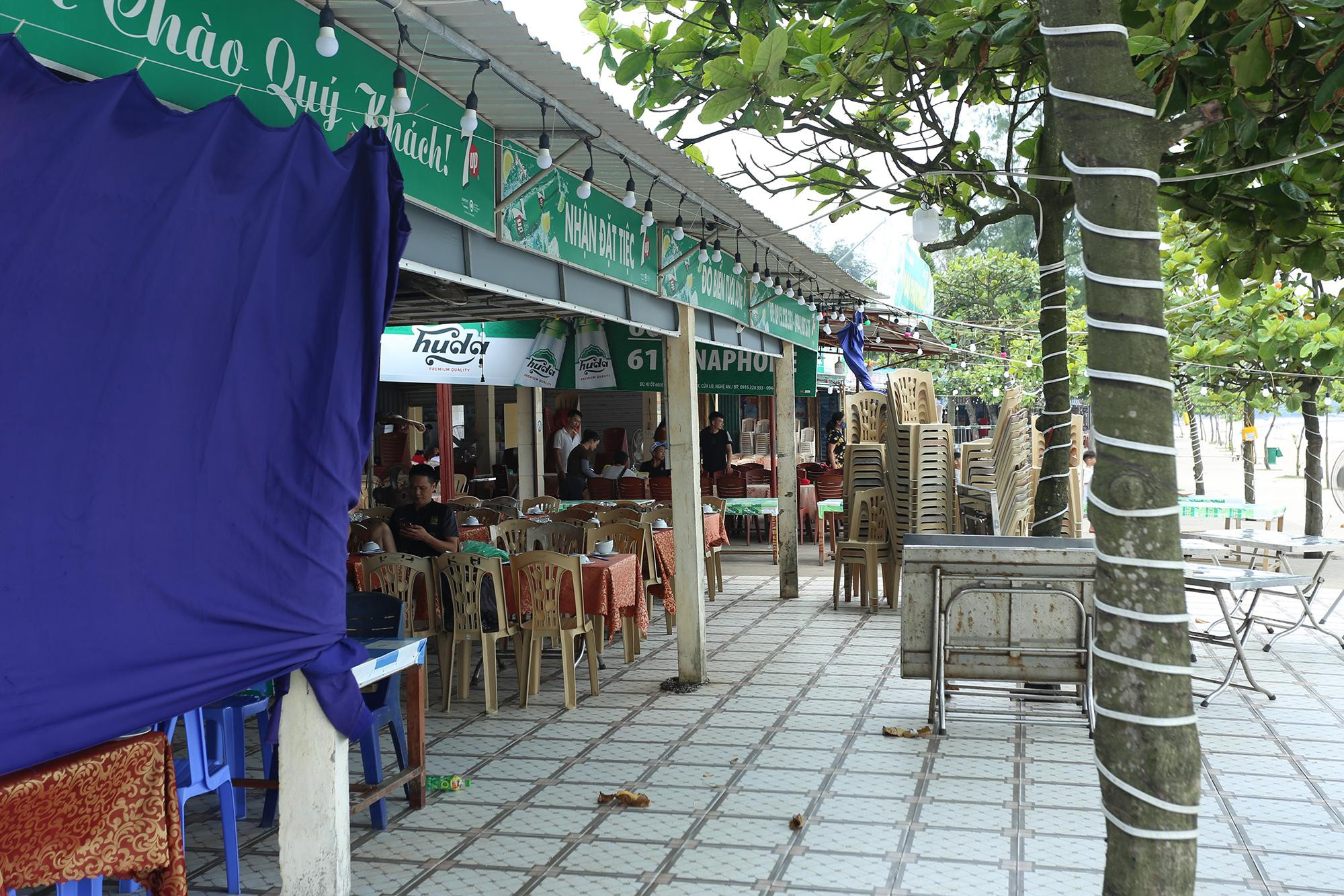 Về vấn đề này, UBND thị xã Cửa Lò đề xuất, các hộ kinh doanh chưa có mặt bằng có thể liên hệ thuê các lô đất trống phía Tây đường Bình Minh. Qua rà soát, khu vực này còn khoảng 1.200 lô đất chưa được đầu tư xây dựng, trong đó, có khoảng 400 lô đất bám các vị trí các trục đường chính phù hợp với kinh doanh. Các hộ có nhu cầu trực tiếp làm việc với UBND các phường để được giới thiệu làm thủ tục thuê địa điểm. Về vấn đề này, UBND thị xã Cửa Lò đề xuất, các hộ kinh doanh chưa có mặt bằng có thể liên hệ thuê các lô đất trống phía Tây đường Bình Minh. Qua rà soát, khu vực này còn khoảng 1.200 lô đất chưa được đầu tư xây dựng, trong đó, có khoảng 400 lô đất bám các vị trí các trục đường chính phù hợp với kinh doanh. Các hộ có nhu cầu trực tiếp làm việc với UBND các phường để được giới thiệu làm thủ tục thuê địa điểm.