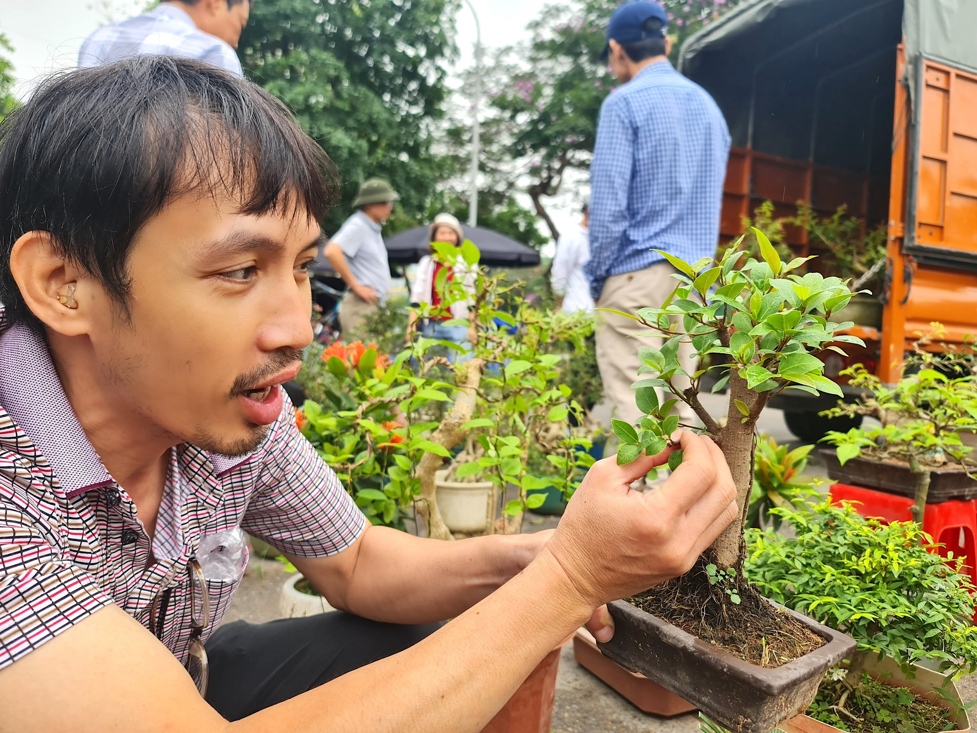 Anh Ngọc, một người khách am hiểu, có thú chơi cây cảnh đang say sưa trao đổi kinh nghiệm, kiến thức với mọi người về cách uốn, cắt tỉa, tạo thế để có một cây bonsai khỏe, đẹp. Anh Ngọc, một người khách am hiểu, có thú chơi cây cảnh đang say sưa trao đổi kinh nghiệm, kiến thức với mọi người về cách uốn, cắt tỉa, tạo thế để có một cây bonsai khỏe, đẹp.