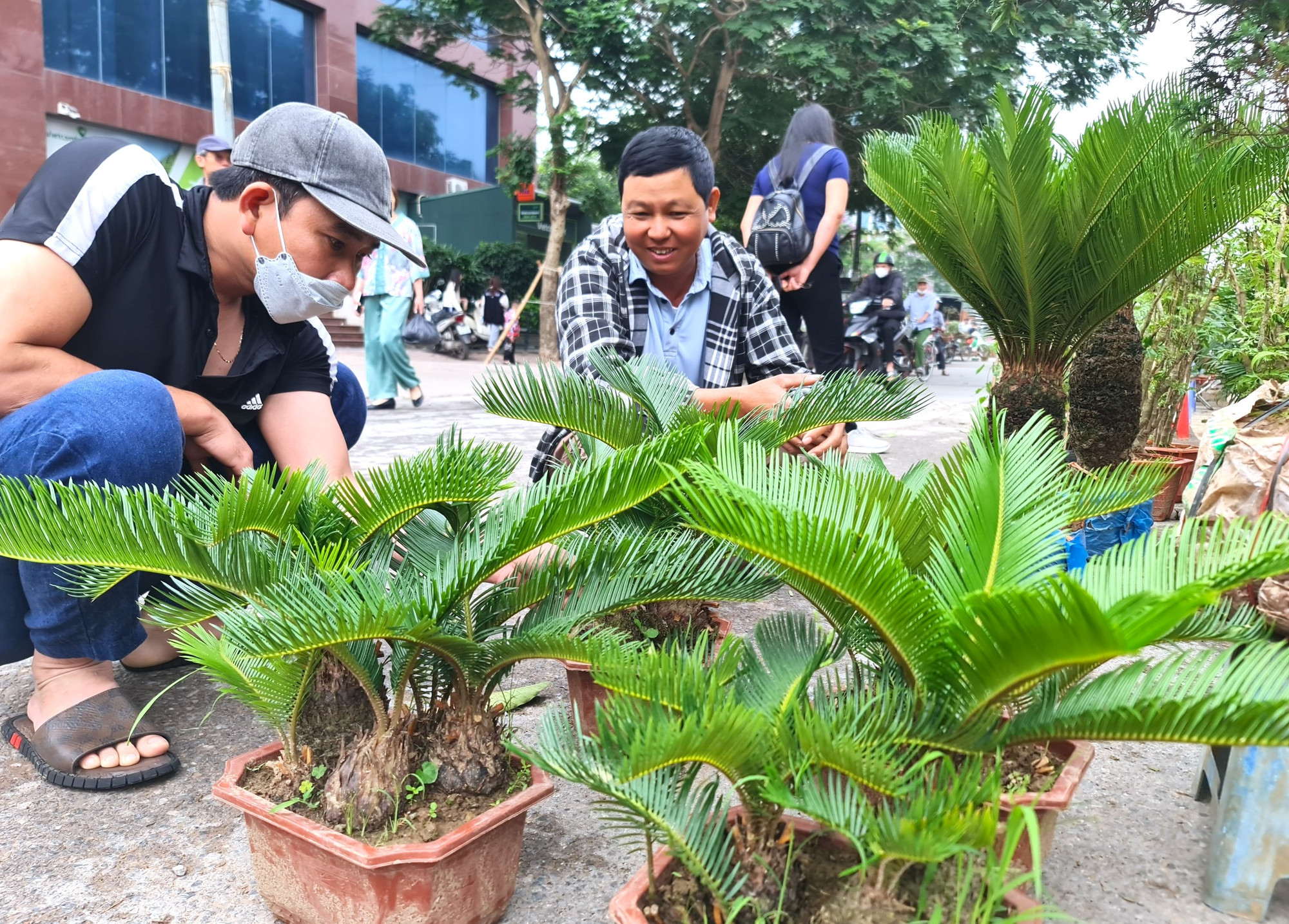 Nhiều người tìm đến chợ phiên không phải chỉ để trải nghiệm không khí tấp nập mua bán, mà đôi khi đi chợ để thỏa mãn sở thích, thú vui, ngắm nét đẹp dân dã của chợ phiên ngay giữa phố phường. Nhiều người tìm đến chợ phiên không phải chỉ để trải nghiệm không khí tấp nập mua bán, mà đôi khi đi chợ để thỏa mãn sở thích, thú vui, ngắm nét đẹp dân dã của chợ phiên ngay giữa phố phường.