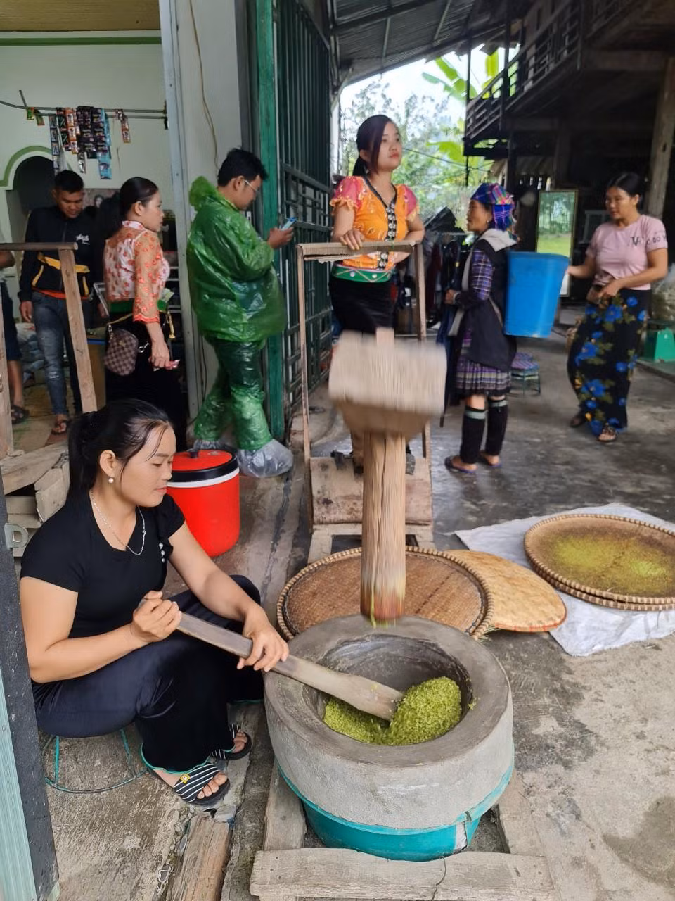 Công đoạn giã cốm được thực hiện bởi hai người, người giã phải đều chân, liên tục và nhịp nhàng để chày giã không quá mạnh hoặc quá nhẹ, người đảo dùng mảnh tre đảo thóc trong cối.Công đoạn này được lặp lại nhiều lần cho đến khi hạt cốm dẹt đều, tròn và không còn vỏ trấu.