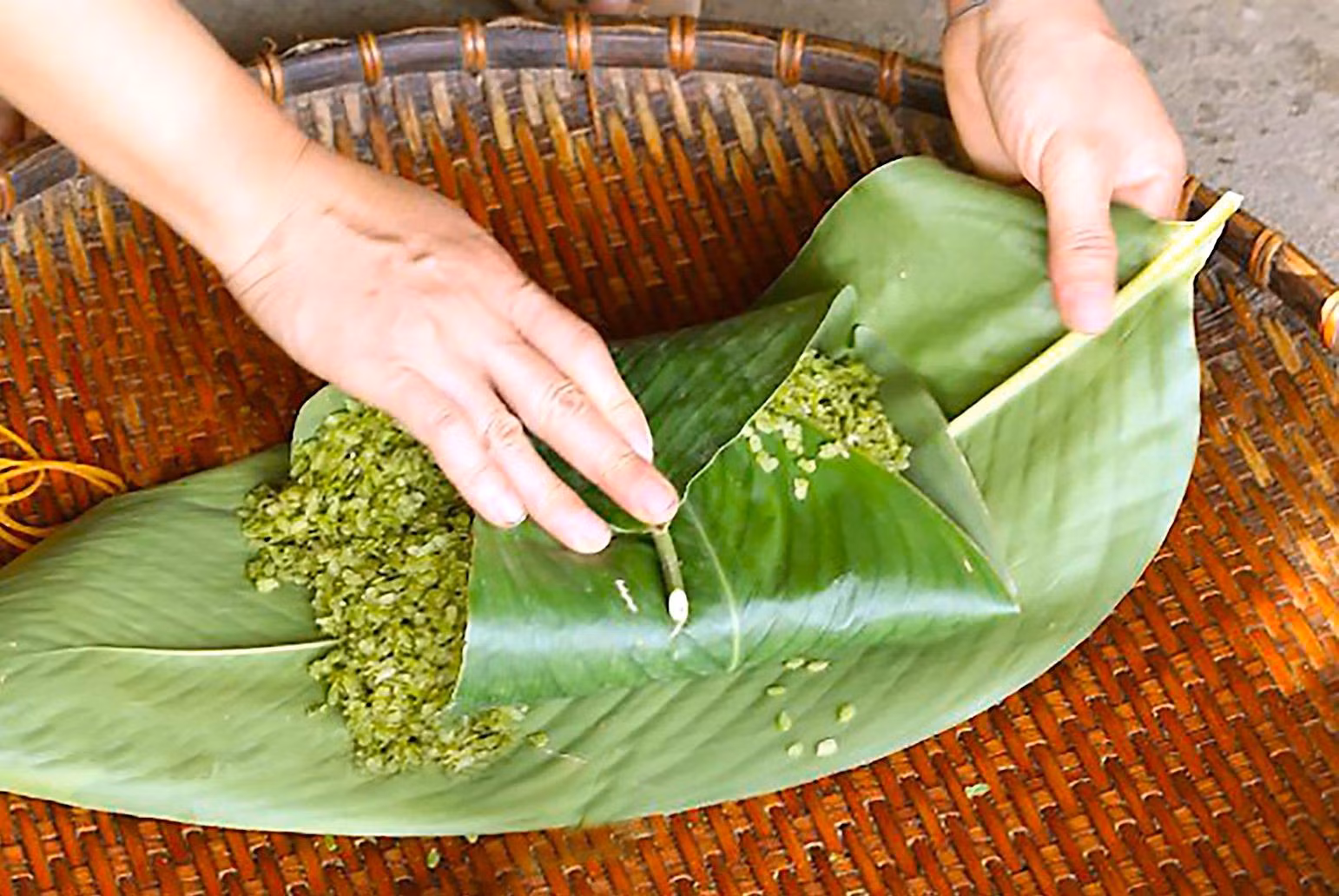 Cốm giã xong được gói trong lá dong xanh hoặc hút chân không để cốm đảm bảo vẫn giữ được màu xanh, độ dẻo, thơm và lưu giữ bảo quản được lâu hơn. Giá cốm dao động từ 100 - 120 nghìn đồng/kg. Cốm Tú Lệ từ lâu đã trở thành một mặt hàng được nhiều du khách xa gần ưa chuộng mua về gửi biếu người thân và bạn bè.