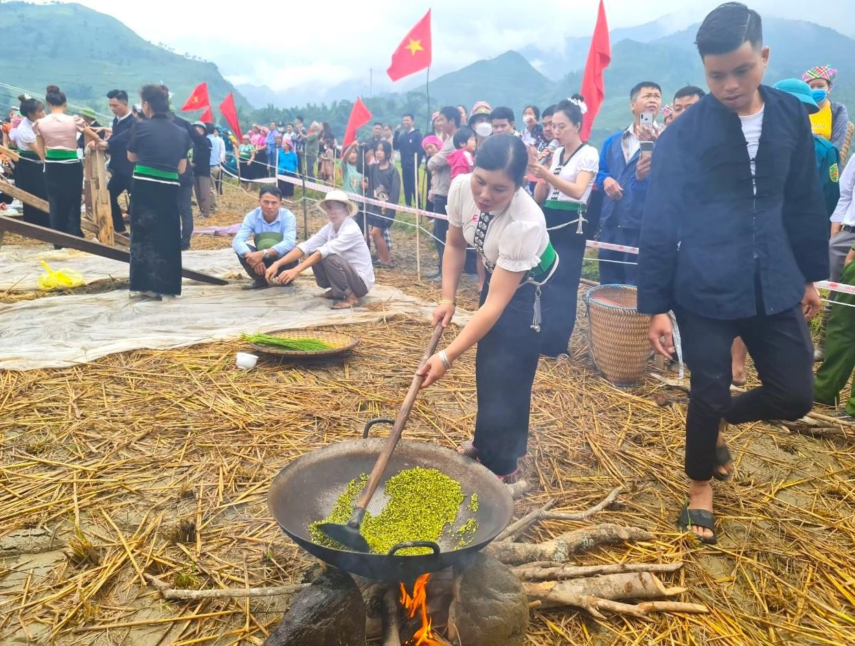 Hạt lúa non tuốt xong sẽ được đem đi rang ngay. Bếp rang cũng được chuẩn bị công phu, chảo rang thường làm bằng gang đúc, khi rang để lửa nhỏ, đảo liên tục sao cho nóng đều cho đến khi nứt hạt và dậy mùi thơm. Đây là công đoạn quan trọng quyết định độ ngon của cốm, bởi nếu quá lửa, không nhanh, đều tay, cốm sẽ bị cứng hoặc non lửa sẽ mất đi độ mềm, dẻo.