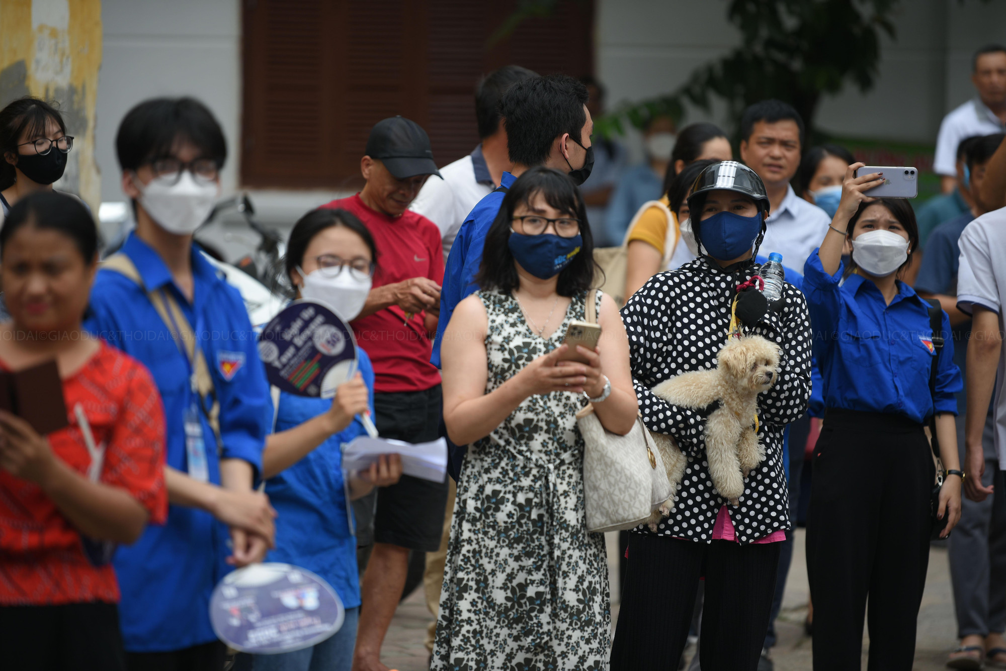 Phụ huynh hồi hộp đợi con em mình ra khỏi điểm thi trong sáng ngày hôm nay.