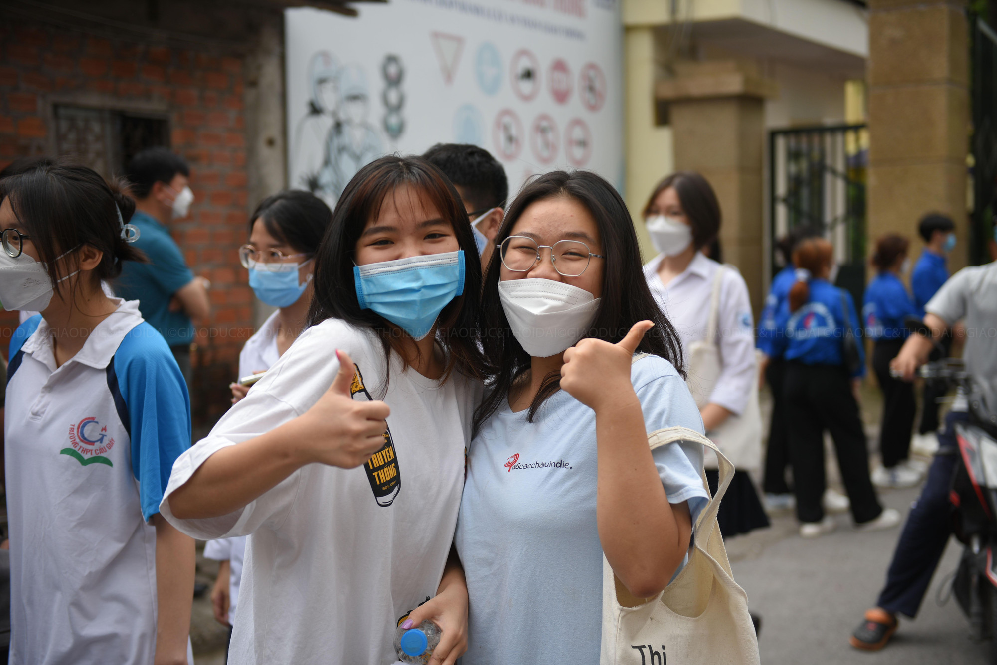 Em Anh Thư (Thanh Xuân) chia sẻ: “Đề thi năm nay không khó nhưng có thể triển khai viết nhiều hơn thời gian làm bài quy định là 120 phút”.