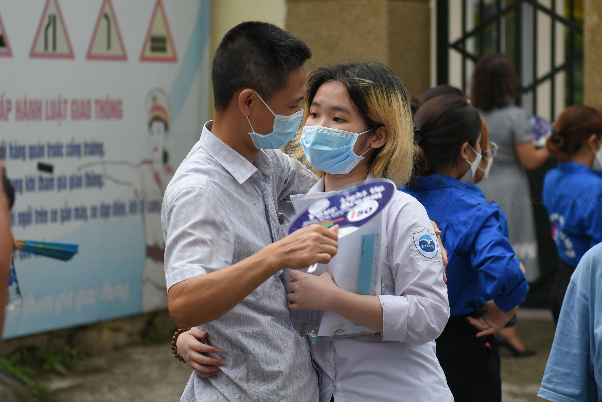 Nhiều phụ huynh ân cần động viên các thí sinh khi kết thúc môn thi đầu tiên kỳ thi tốt nghiệp THPT 2022.