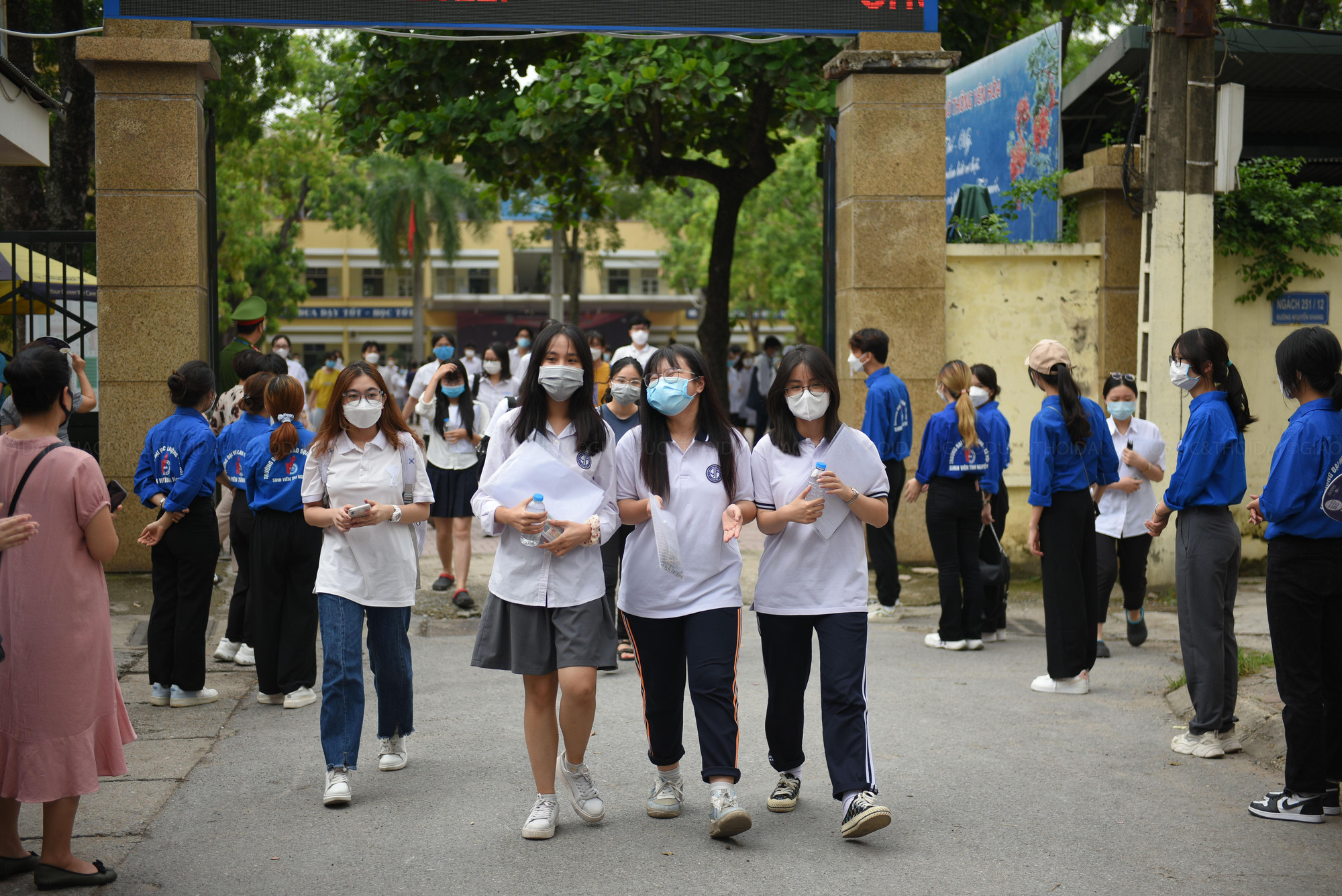 Đánh giá về đề thi năm nay, em Mai Linh (Cầu Giấy) cho biết: “đề thi năm nay tuy có tính phân loại cao hơn năm ngoái nhưng nhìn chung là vẫn vừa sức với chúng em, em tự cảm thấy bài làm của mình có thể được trên 8 điểm”.