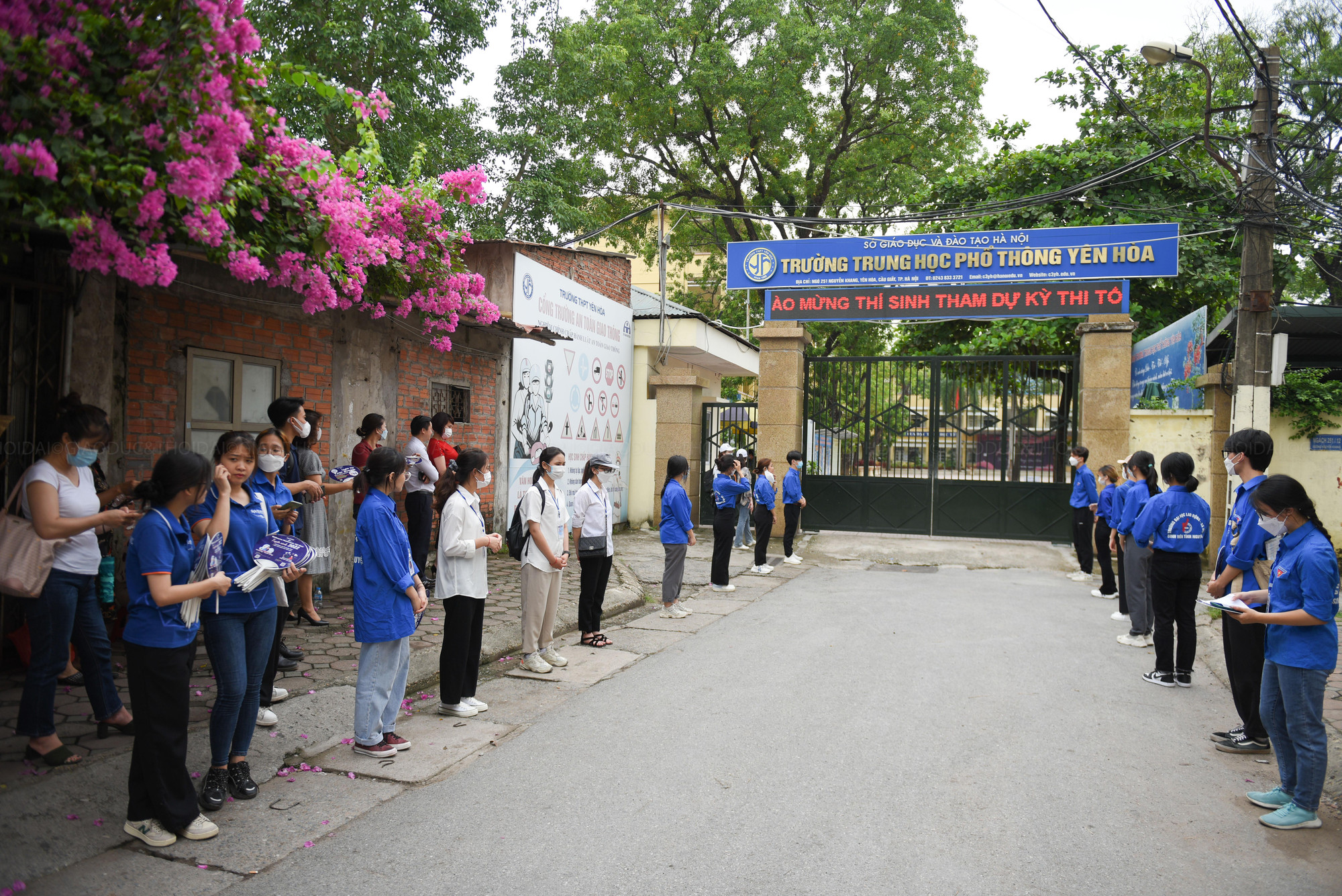 Lực lượng tình nguyện viên đã có mặt tại khu vực cổng trường khi giờ thi gần kết thúc.