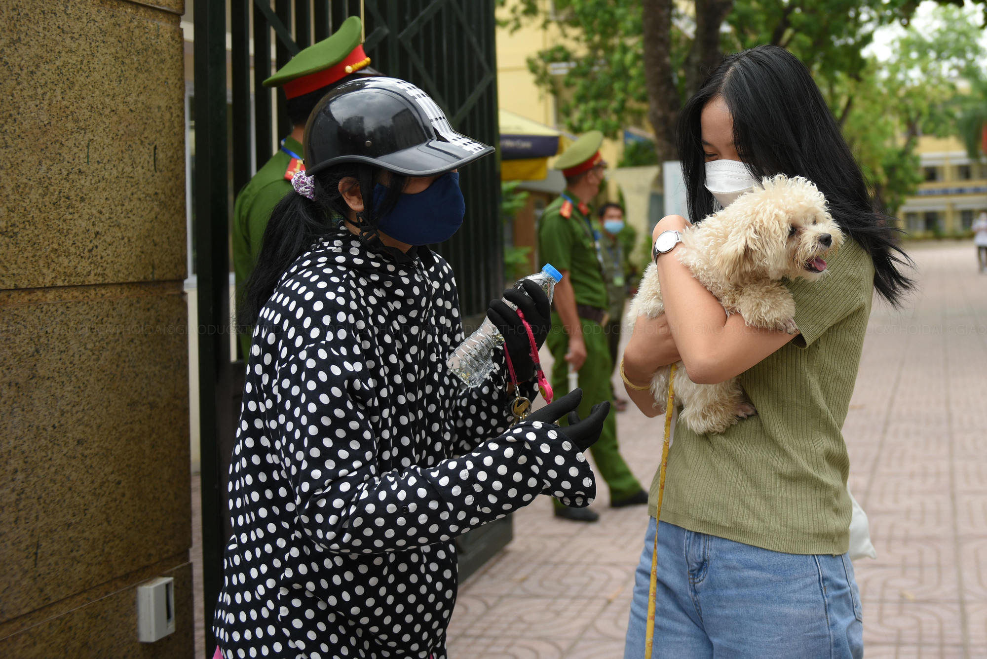 Được đánh giá vừa sức nên các thí sinh ra khỏi phòng thi với tâm trạng rất vui vẻ.