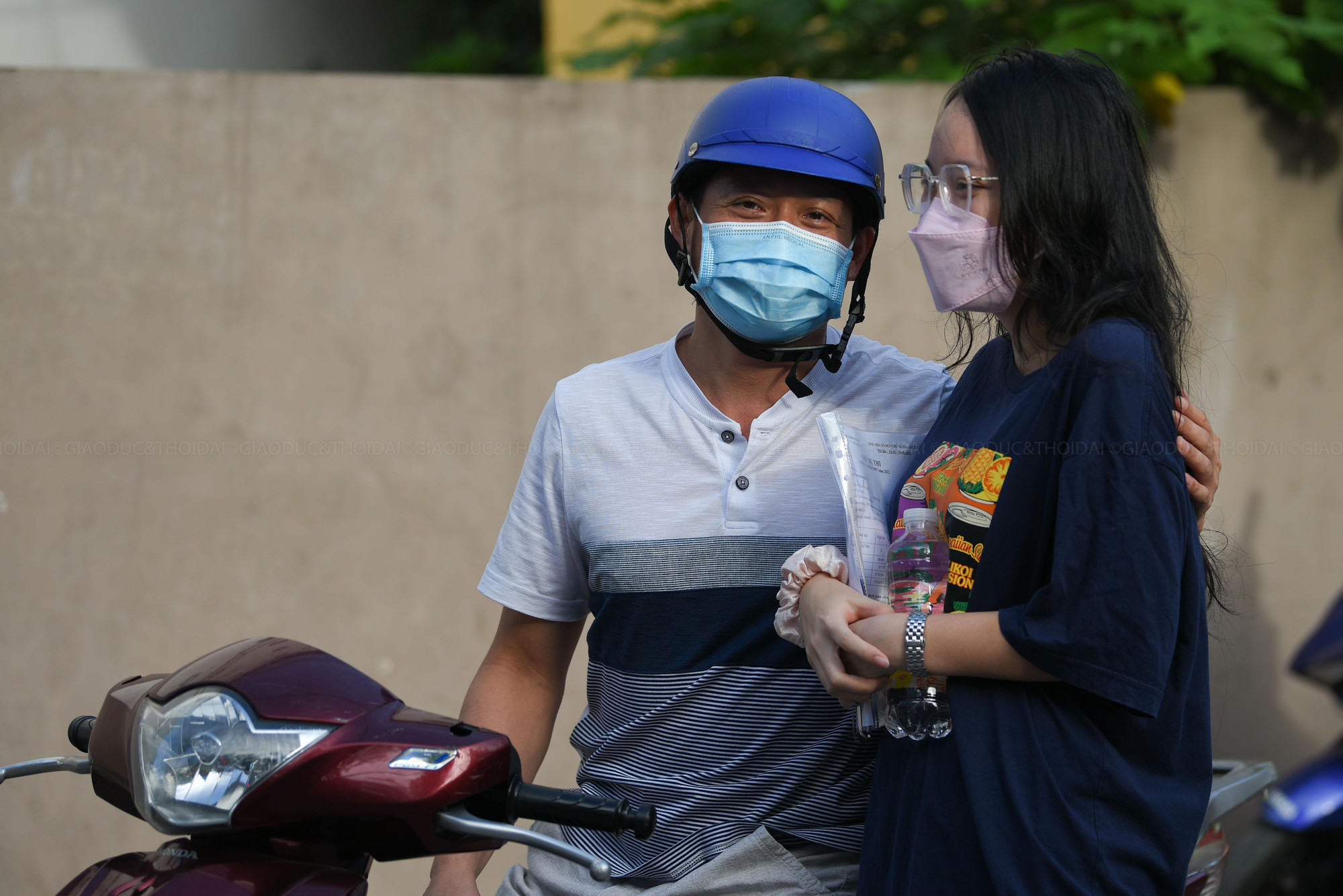 Ngay từ sáng sớm, phụ huynh đã đưa thí sinh đến điểm thi.