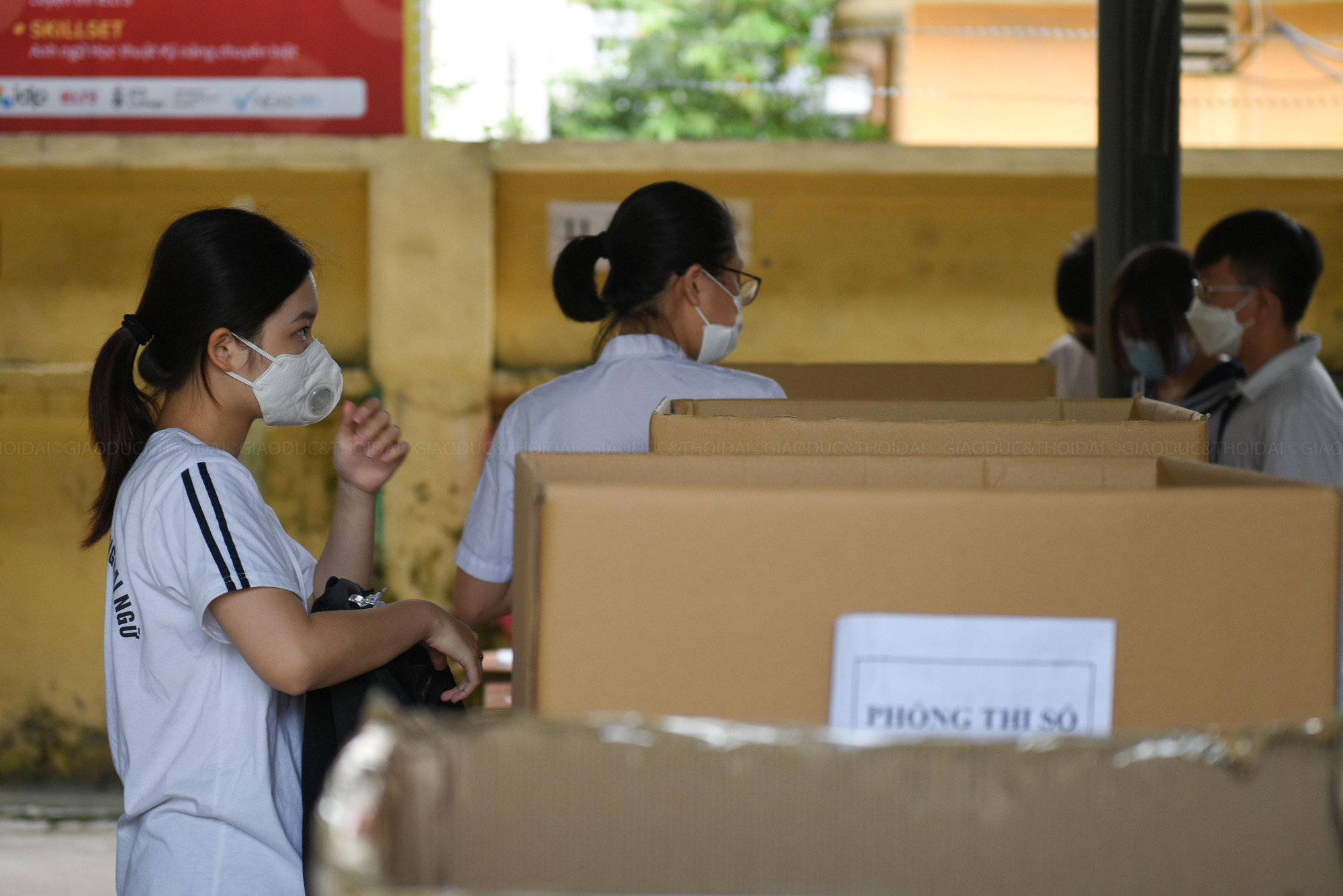 Tại khu vực cổng trưởng các thí sinh sẽ để đồ dùng tại các thùng được đánh theo số phòng.