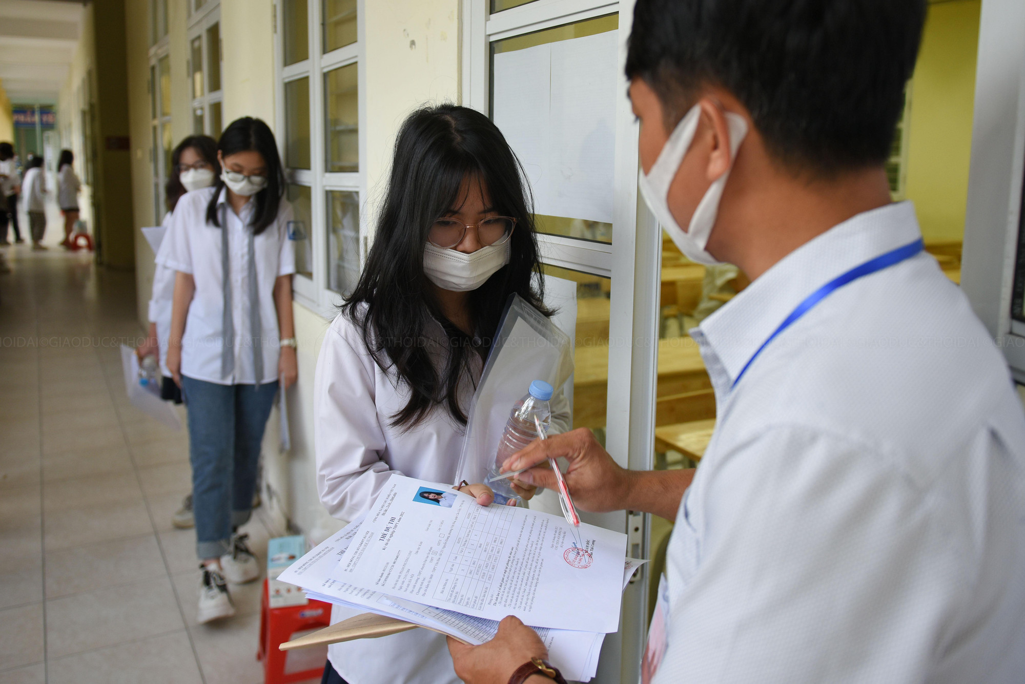 Các thí sinh bước làm thủ tục bước vào phòng thi.