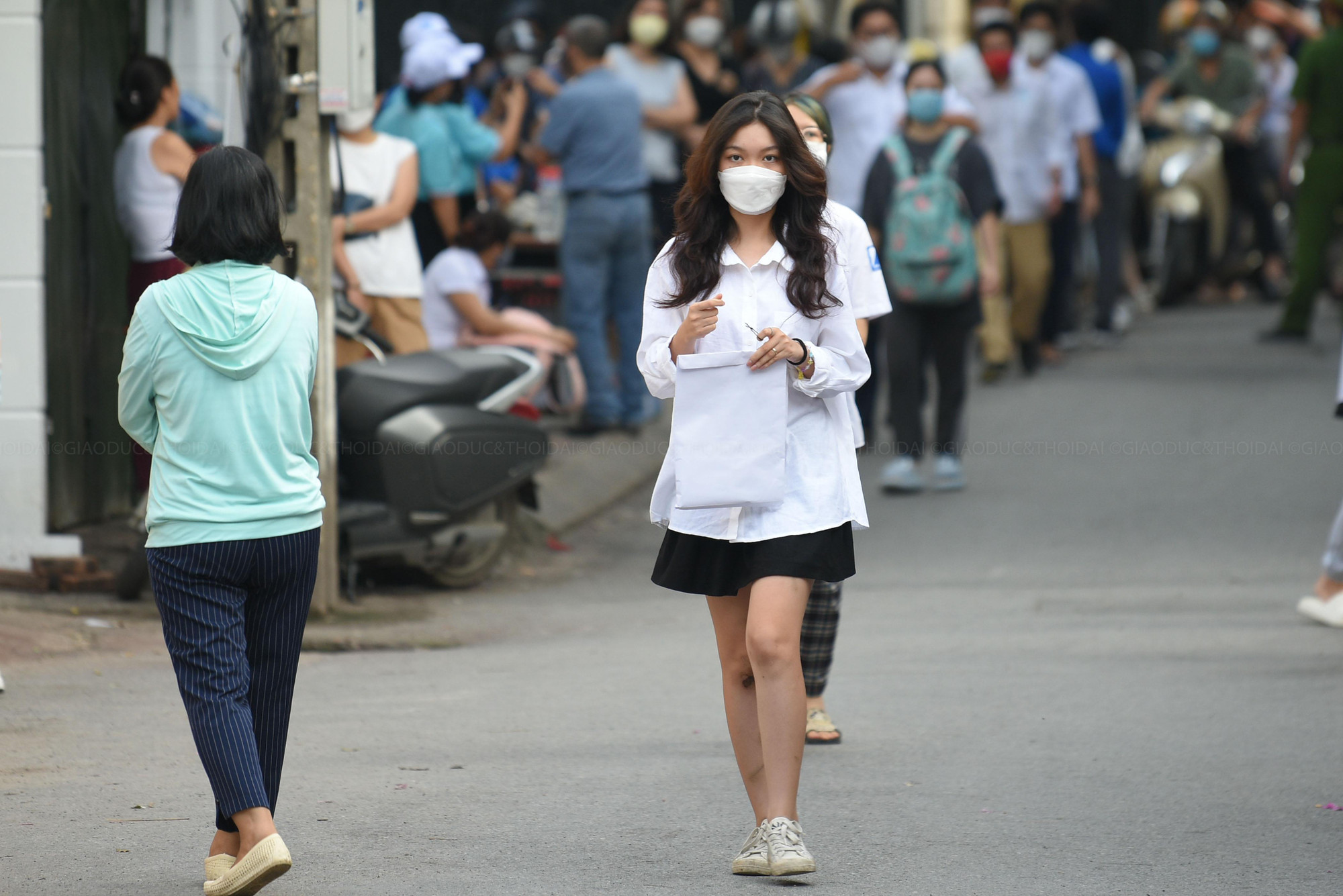 Các thí sinh tự tin bước vào môn thi đầu tiên môn Ngữ Văn với thời gian làm bài 120 phút.