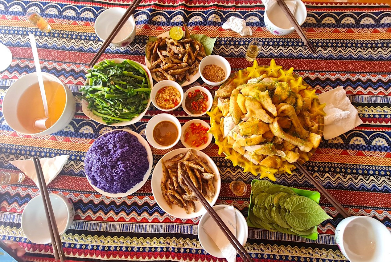 Không chỉ được hòa mình vào khung cảnh thiên nhiên tươi đẹp, du khách còn có cơ hội khám phá, tìm hiểu đời sống, văn hóa của đồng bào dân tộc Tày, Dao ở xã Hữu Liên, Hữu Lũng và thưởng thức ẩm thực đặc trưng của xứ Lạng.