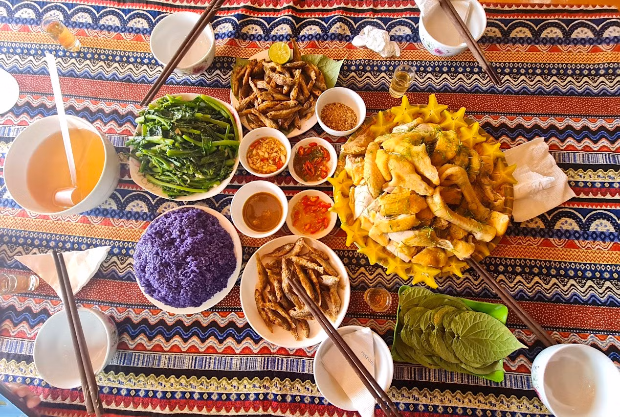 Không chỉ được hòa mình vào khung cảnh thiên nhiên tươi đẹp, du khách còn có cơ hội khám phá, tìm hiểu đời sống, văn hóa của đồng bào dân tộc Tày, Dao ở xã Hữu Liên, Hữu Lũng và thưởng thức ẩm thực đặc trưng của xứ Lạng.