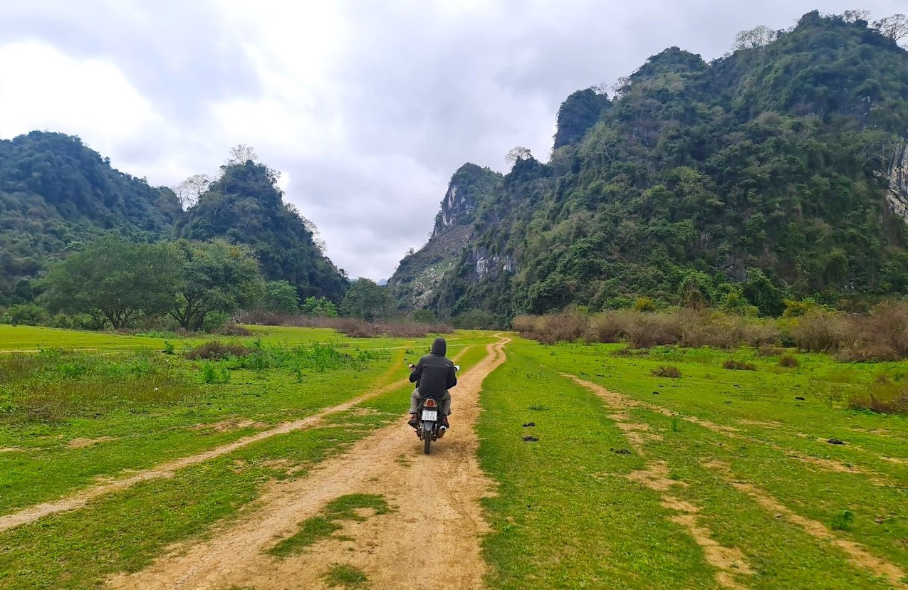 Bạn có thể thuê xe ôm hay người dân bản địa dẫn đường với giá dao động từ 40 - 60 nghìn đồng/chuyến từ cửa thung lũng vào đến khu vực trung tâm đồng cỏ.