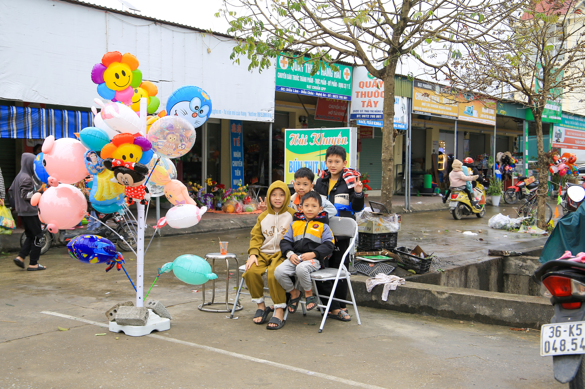 Các em học sinh háo hức được đi chợ ngày Tết. Các em học sinh háo hức được đi chợ ngày Tết.