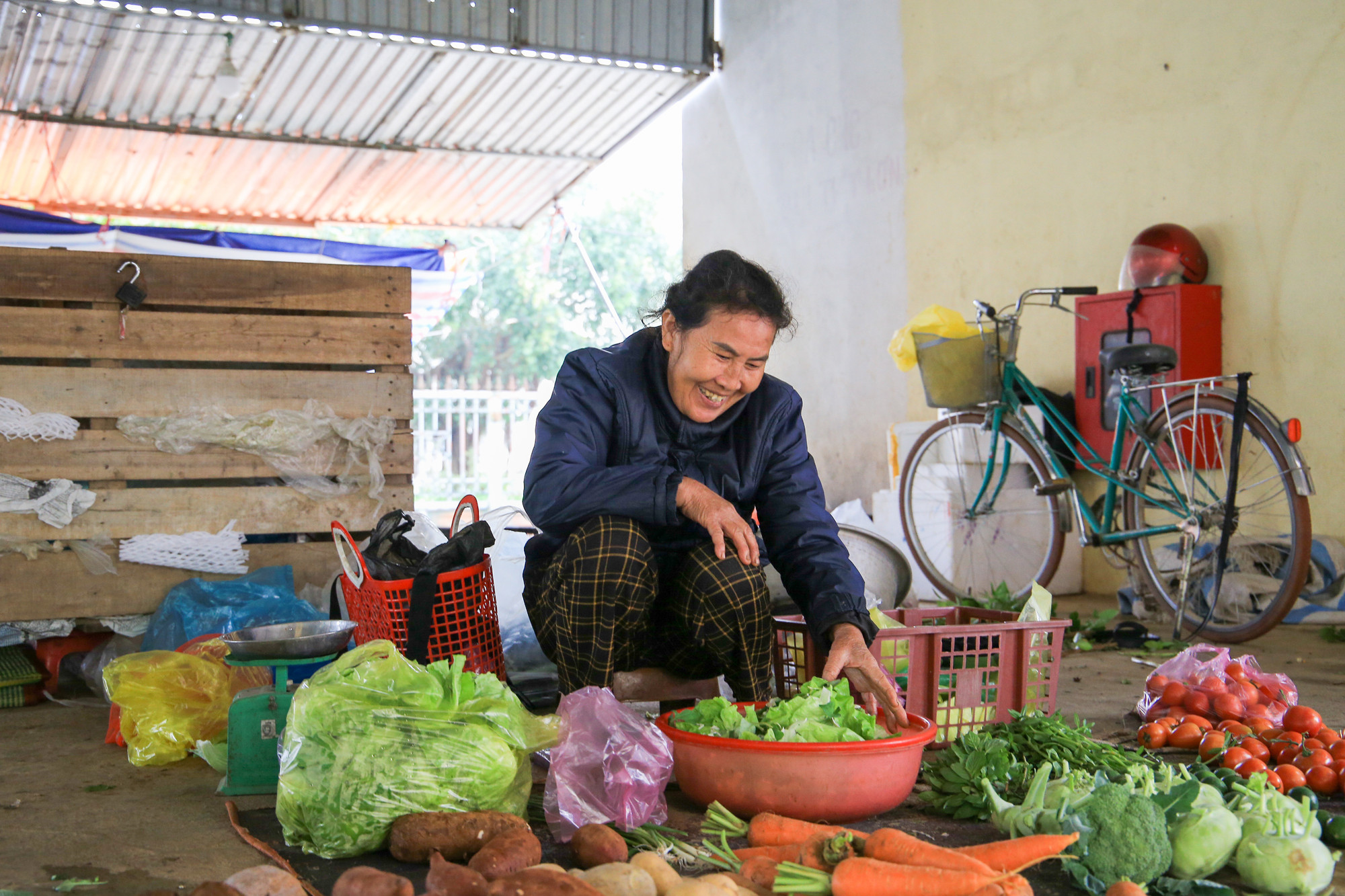 Bà Nguyễn Thị Quy (58 tuổi) vui vẻ nói: "Năm nay tôi bán rất “đắt” hàng, lượng khách mua dịp Tết đông đúc. Bán xong sáng nay là tôi nghỉ để chuẩn bị đồ cúng cho đêm giao thừa, rồi cùng gia đình đón Tết". Bà Nguyễn Thị Quy (58 tuổi) vui vẻ nói: "Năm nay tôi bán rất “đắt” hàng, lượng khách mua dịp Tết đông đúc. Bán xong sáng nay là tôi nghỉ để chuẩn bị đồ cúng cho đêm giao thừa, rồi cùng gia đình đón Tết".