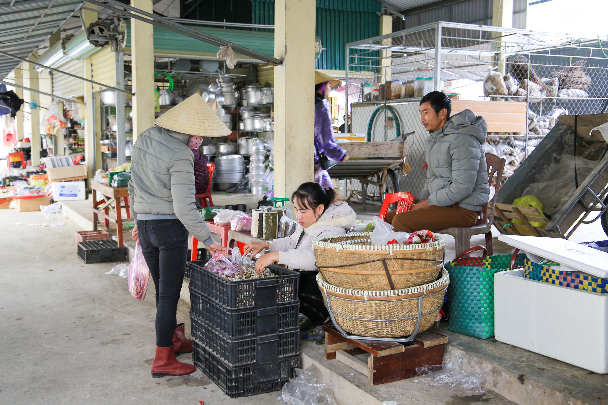 Mộc mạc là vậy, nhưng chợ Tảo cái gì cũng có, từ hàng nhập nơi khác về cho đến đến cây nhà lá vườn rau, củ, quả, lá dong, lá chuối, dưa hành, cau trầu... đều đầy đủ. Mộc mạc là vậy, nhưng chợ Tảo cái gì cũng có, từ hàng nhập nơi khác về cho đến đến cây nhà lá vườn rau, củ, quả, lá dong, lá chuối, dưa hành, cau trầu... đều đầy đủ.