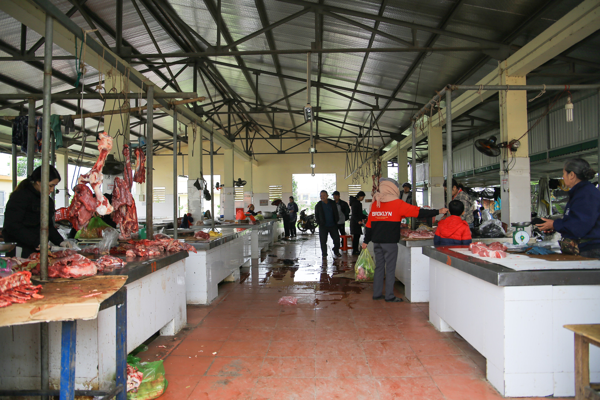 Hoạt động mua bán ngày 30 Tết diễn ra nhộn nhịp. Hoạt động mua bán ngày 30 Tết diễn ra nhộn nhịp.