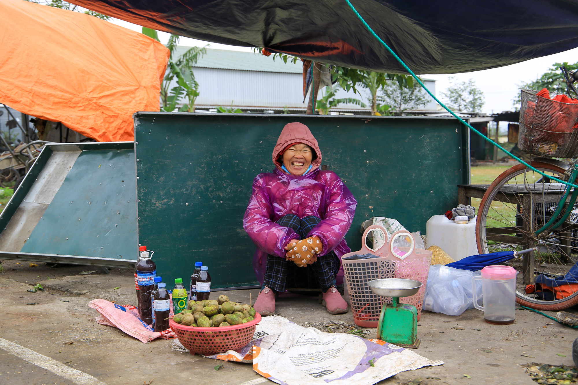 Chợ Tảo không chỉ là nơi cung cấp nhu yếu phẩm cho bà con, mà khung cảnh bình yên ở đây gợi cho nhiều người nhớ về quê hương và tuổi thơ trong mỗi dịp Tết. (Ảnh: Hoàng Hải). Chợ Tảo không chỉ là nơi cung cấp nhu yếu phẩm cho bà con, mà khung cảnh bình yên ở đây gợi cho nhiều người nhớ về quê hương và tuổi thơ trong mỗi dịp Tết. (Ảnh: Hoàng Hải).