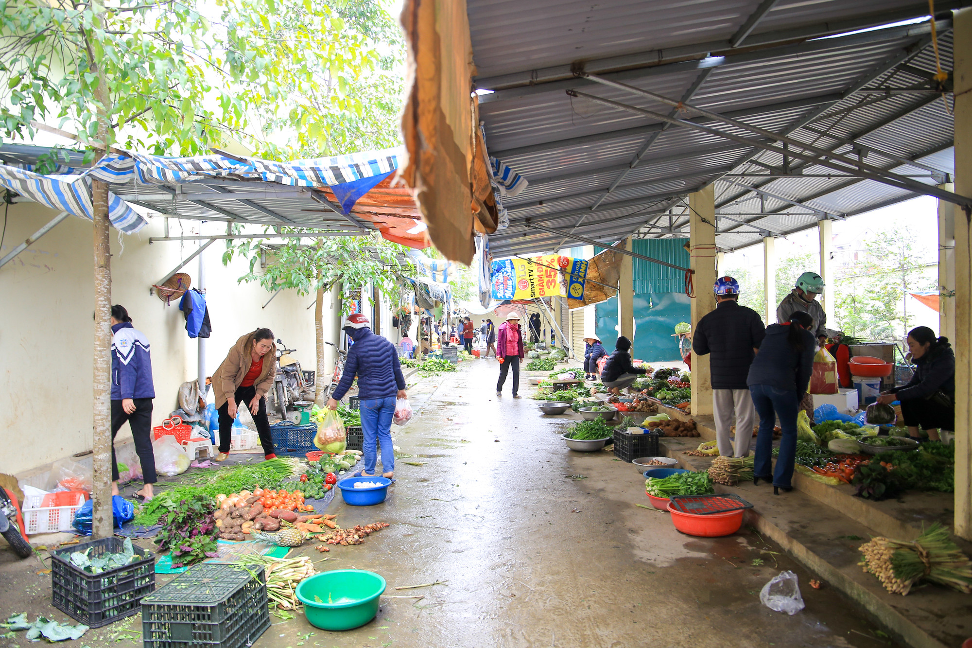 Không giống như thành phố, chợ quê đơn giản với những hàng, sạp hay chỉ là một gánh với 2 chiếc thúng, một tấm nilong, bao bì trải ra dưới đất là có thể đặt đồ ra để bán. Không giống như thành phố, chợ quê đơn giản với những hàng, sạp hay chỉ là một gánh với 2 chiếc thúng, một tấm nilong, bao bì trải ra dưới đất là có thể đặt đồ ra để bán.