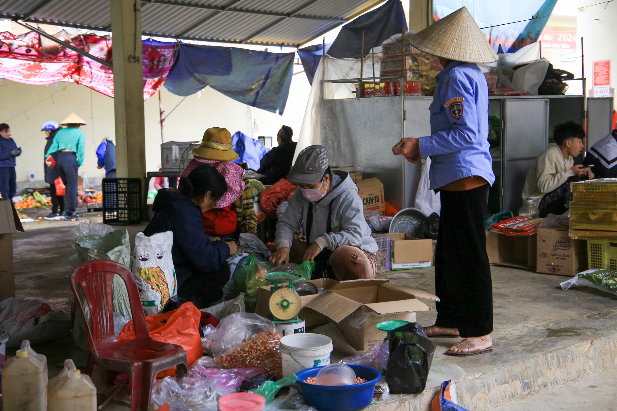 Bà con tranh thủ đi chợ để sắm sửa đón Tết ngày cuối năm. Bà con tranh thủ đi chợ để sắm sửa đón Tết ngày cuối năm.