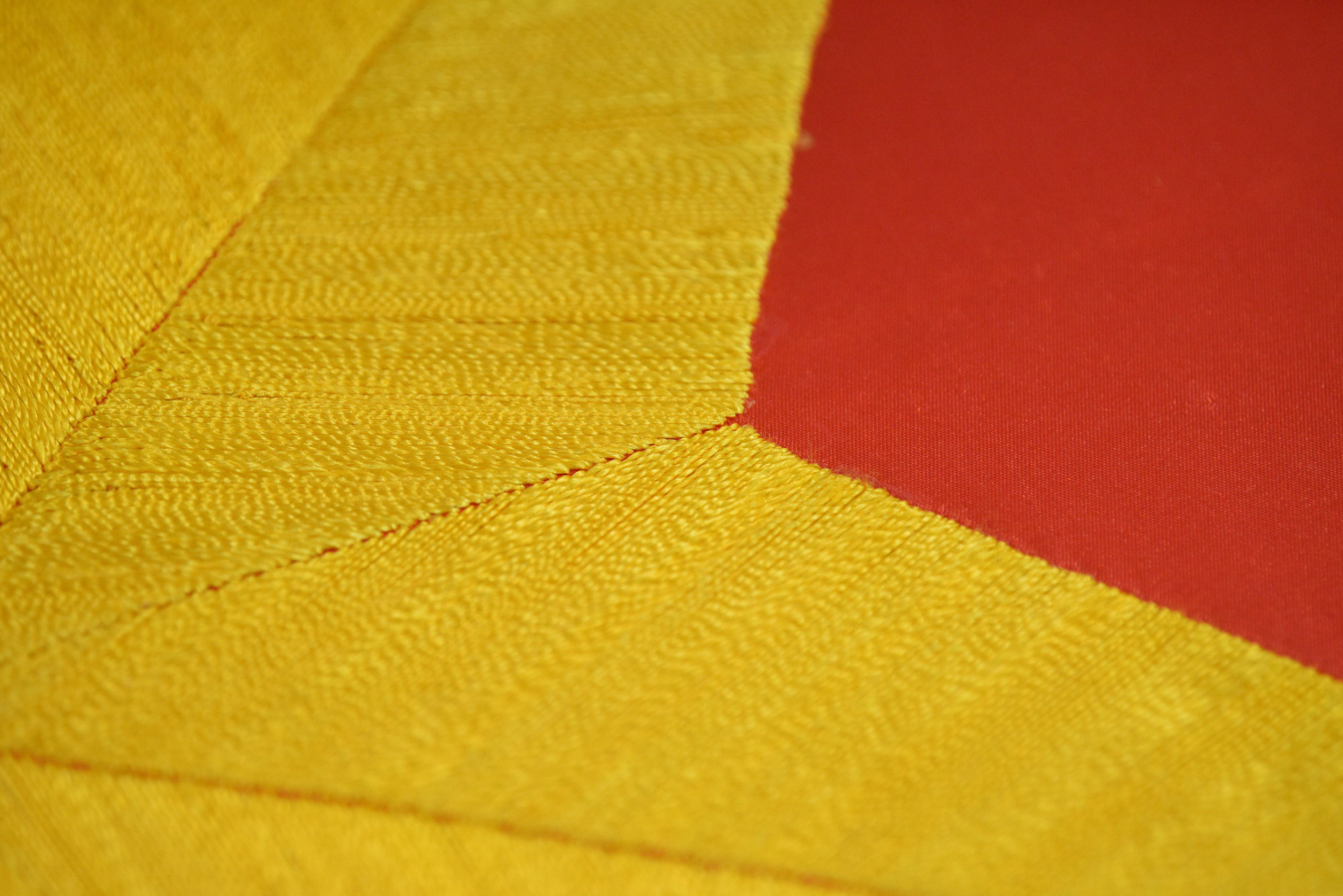 Chính vì vậy, giá thành của một lá cờ thêu tay từ 600.000 đồng - 1.000.000 đồng, tùy kích cỡ, cao hơn nhiều lần so với cờ được may bằng máy.