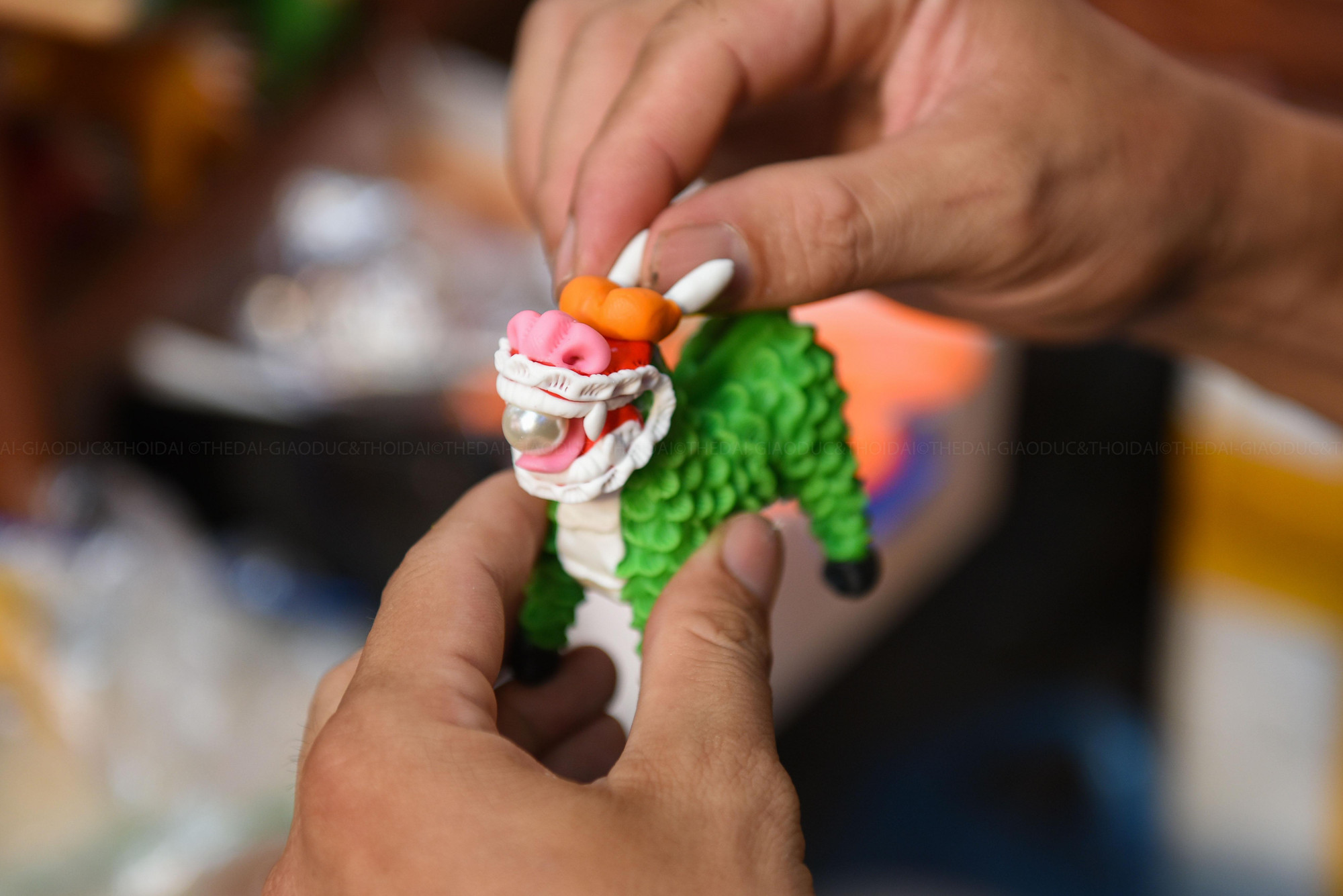 Chỉ bằng những nguyên liệu dân dã, qua bàn tay của nghệ nhân đã trở thành những tác phẩm rất đẹp mắt.