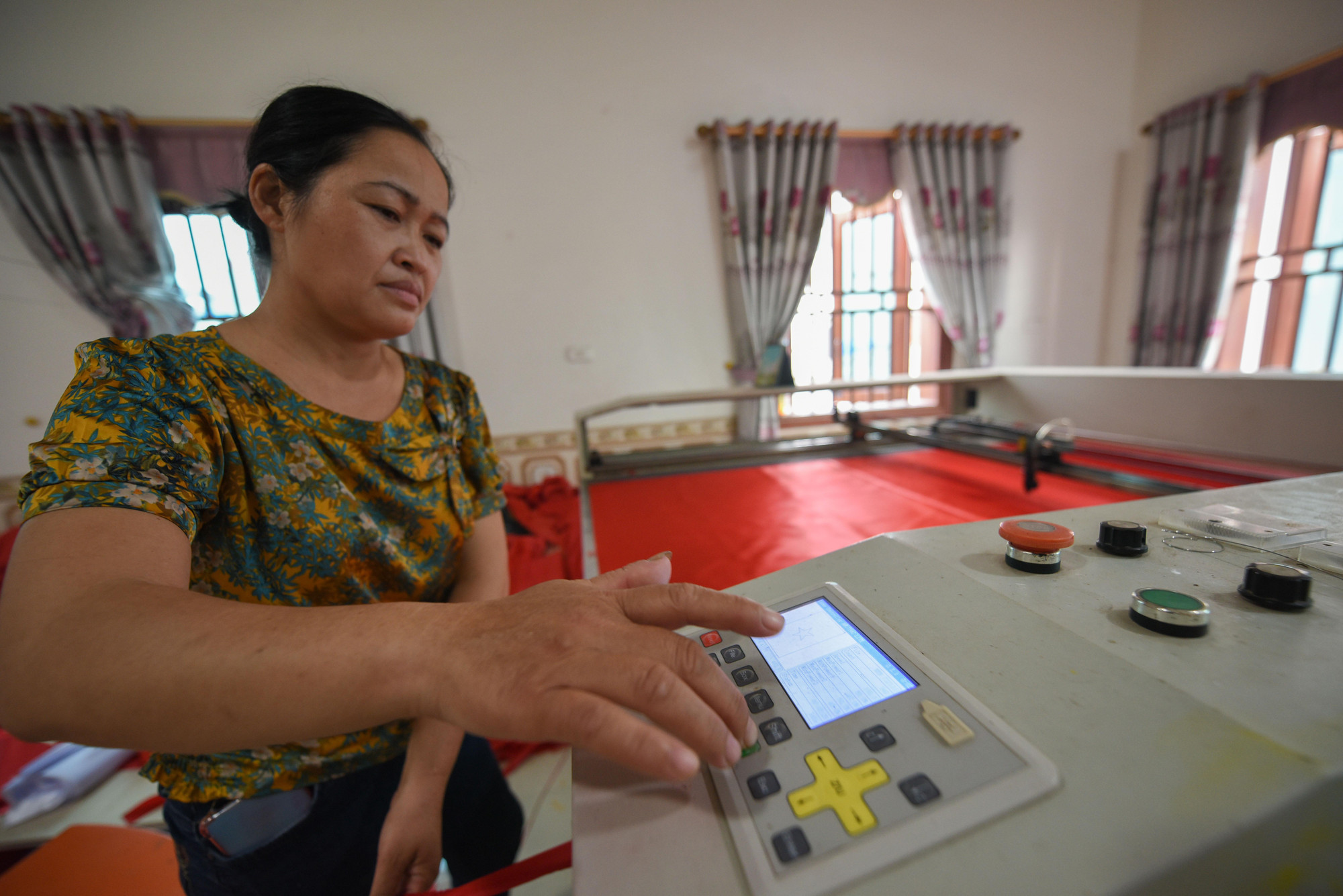 Hiện nay, các hộ sản xuất quy mô lớn tại Từ Vân đều trang bị máy móc hiện đại, lập trình tự động trên máy tính nên độ chính xác cao, tốc độ cắt vải nhanh mà chi tiết lại sắc nét, đẹp hơn.