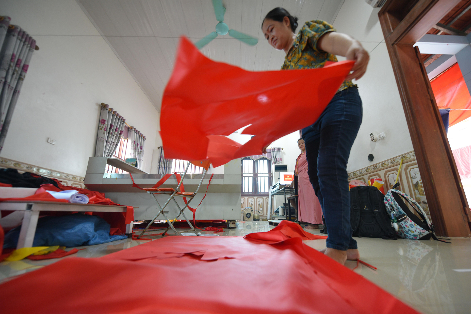 Nơi đây nổi tiếng là làng may cờ Tổ quốc lớn nhất Hà Nội, gắn liền với những sự kiện trọng đại của dân tộc.