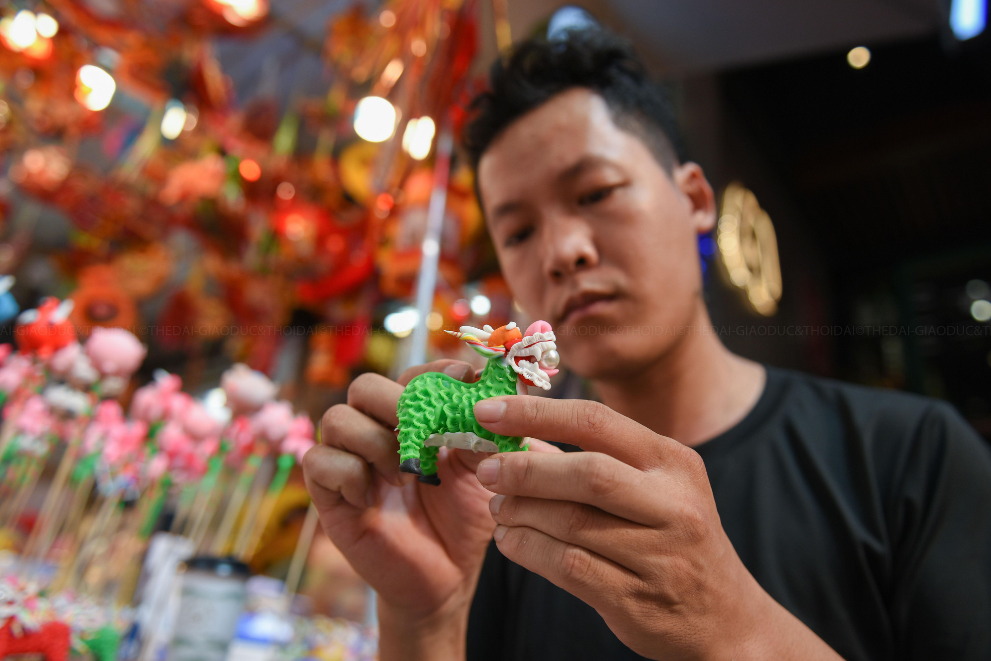 Anh Hậu trực tiếp nặn tò he tại gian hàng.