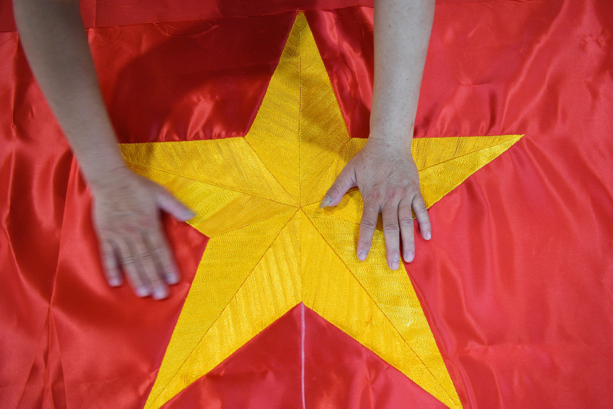 Để hoàn thiện một lá cờ thêu tay, cô Nhung phải mất gần 2 ngày, những người chưa thạo nghề có khi mất đến cả tuần.