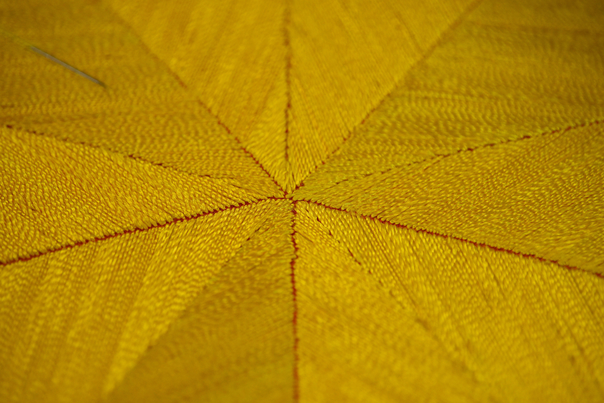 Lá cờ khi hoàn thành không chỉ chính xác về tiêu chuẩn mà sắc nét, chắc chắn, ngôi sao vàng nổi bật trên nền cờ đỏ.