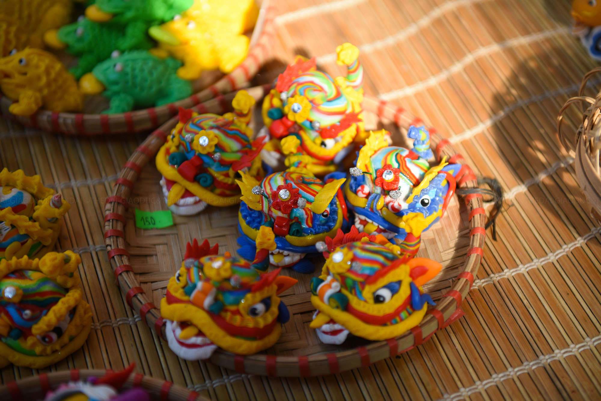 Được biết, bộ chị Hằng, nghê, đầu lân là được đặt hàng nhiều, không sản xuất kịp.