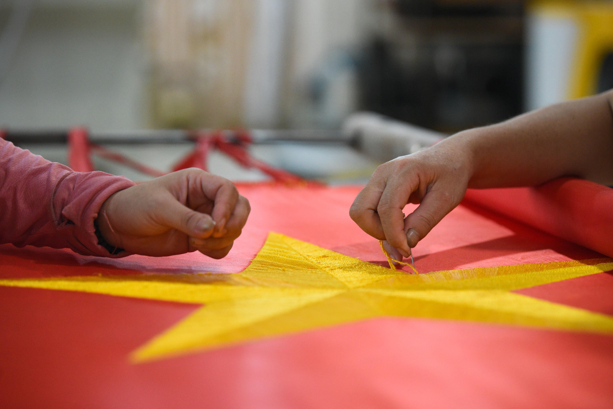 Cô Nhung cho biết: “Các loại cờ được sản xuất để phục vụ trong những dịp khai giảng năm học mới, ngày Quốc khánh 2/9, dịp lễ, Tết, cổ vũ đội tuyển bóng đá Việt Nam”.