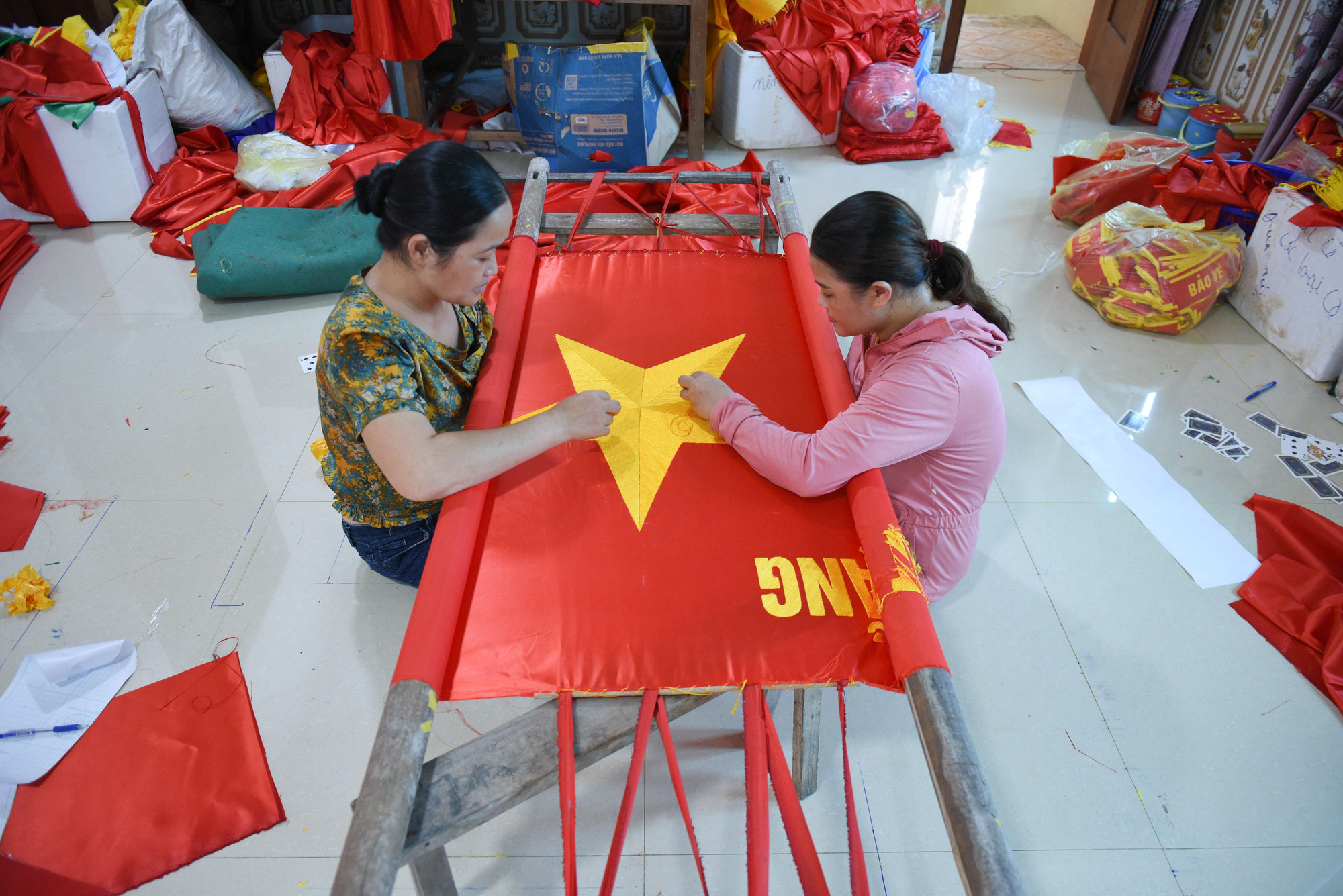 Nổi tiếng bởi tay nghề thêu thủ công sao vàng năm cánh, cô Vương Thị Nhung tiết lộ nghề may cờ Tổ Quốc ở gia đình cô đã có từ cách đây khoảng hơn 70 năm.