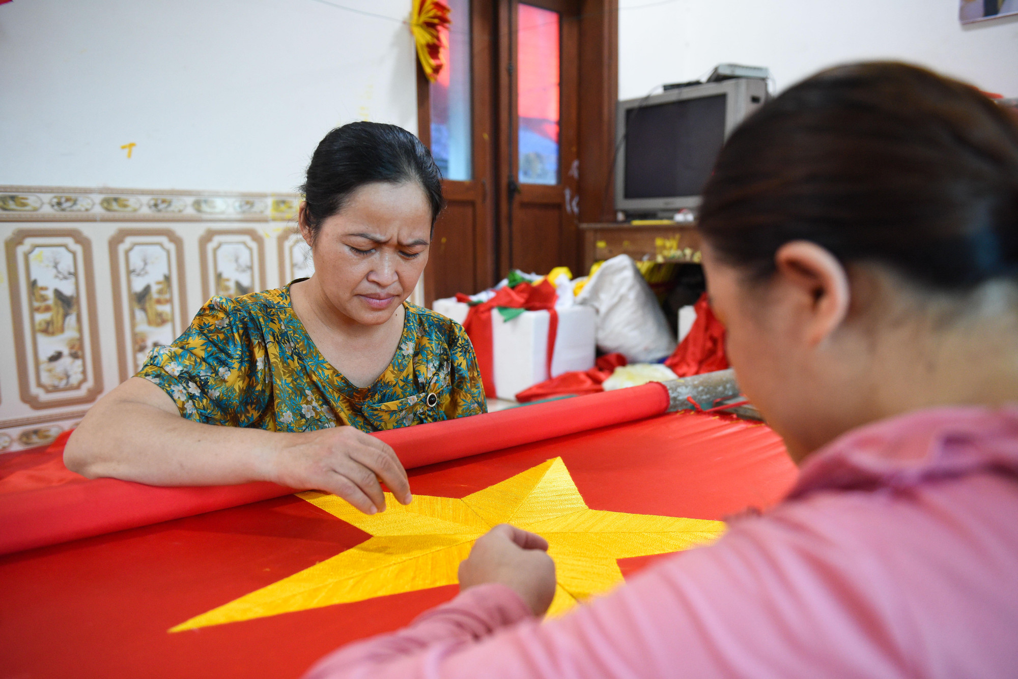 Gia đình cô Vương Thị Nhung là một trong những hộ sản xuất cờ lớn nhất ở Từ Vân.