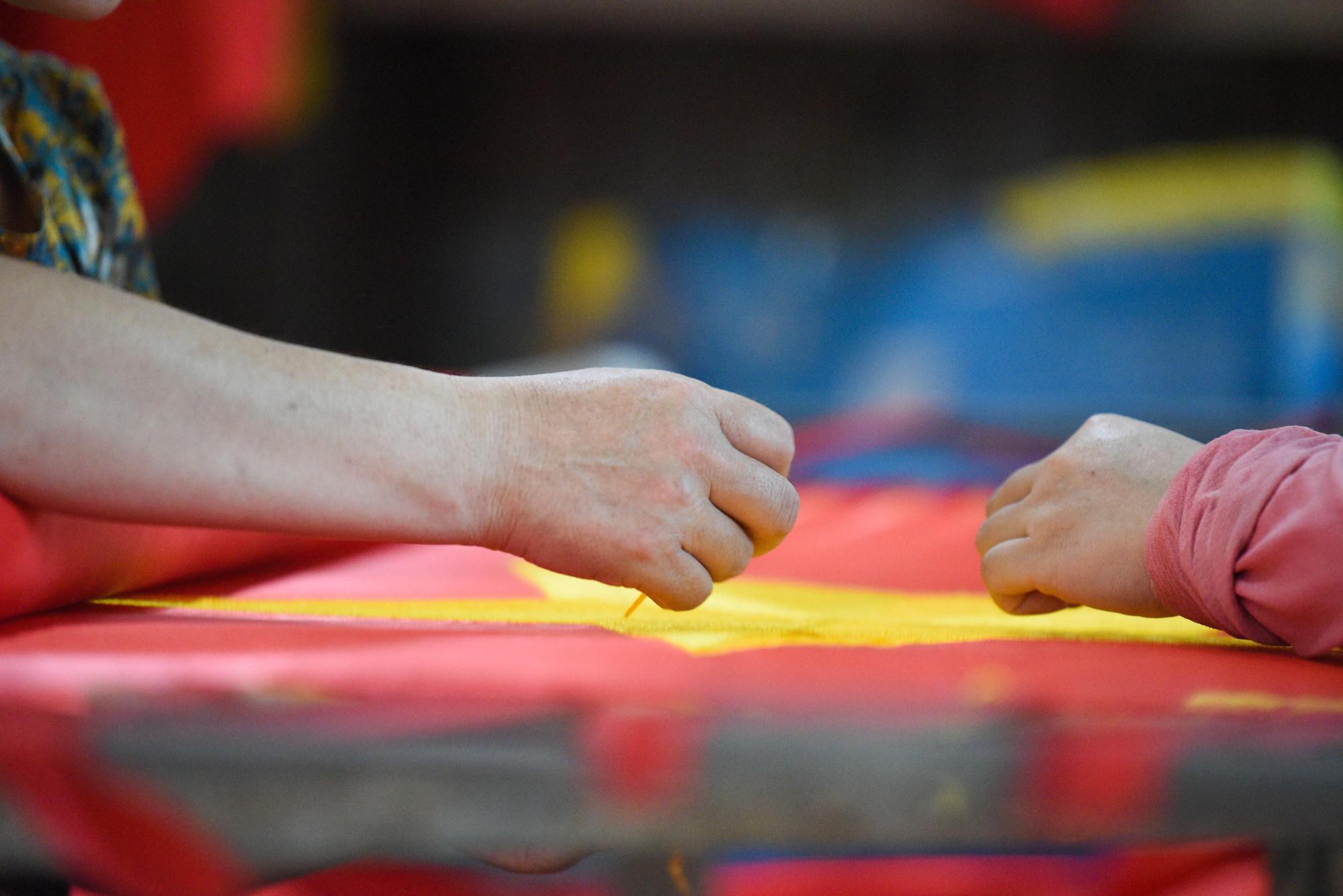 Những người như cô Nhung đều cảm thấy tự hào khi mỗi lá cờ được hoàn thành, đó là nghề, cũng là niềm tự hào trong tim người thợ.